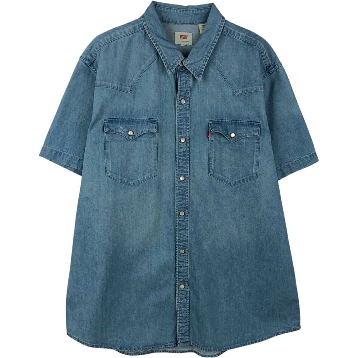 商品詳細 ブランド・Levi's・リーバイス・ 特徴・半袖・レギュラーカラー・スナップボタン・ウエスタンヨーク・ モデル/形状・半袖 デニム ウエスタンシャツ・ 素材・コットン:100%・ 色・ブルー系 水色・ 柄・無地・ロゴパッチ・ 生産国・インド製・ 年代 サイズ・メンズXL・表記サイズ:XL・着丈:77.5cm・身幅:60cm・肩幅:49.5cm・袖丈:22.5cm・ コンディション・C・ カテゴリ・メンズ・トップス・半袖シャツ・その他半袖シャツ・ 商品番号・eaa655654・ 取扱店・・ スタッフコメントLevi's 半袖 デニム ウエスタンシャツ / メンズXL / 商品番号 eaa655654 USEDデニムですので使用感、擦れ、色落ちなどございますが、まだまだご愛用していただけます。 古着という事をご理解の上ご注文よろしくお願いします。 【状態追記】 ●前、左右胸・胸前立て・右肩に擦れ・擦り切れ　左袖にシミ ●後、左肩に擦り切れ※状態は当社独自の基準です。 着用感表記サイズ着丈身幅肩幅袖丈 メンズXLXL(※着用感、表記サイズは目安です。)77.5cm60cm49.5cm22.5cm ※測定値の若干の誤差はご了承下さい。サイズガイドはこちら ブランドLevi'sリーバイス 特徴半袖 / レギュラーカラー / スナップボタン / ウエスタンヨークモデル/形状半袖 デニム ウエスタンシャツ素材コットン:100%色ブルー系 水色柄無地 / ロゴパッチ生産国インド製年代-カテゴリその他半袖シャツ商品番号eaa655654取扱店　　 リーバイスの他の商品を見るその他半袖シャツの他の商品を見る