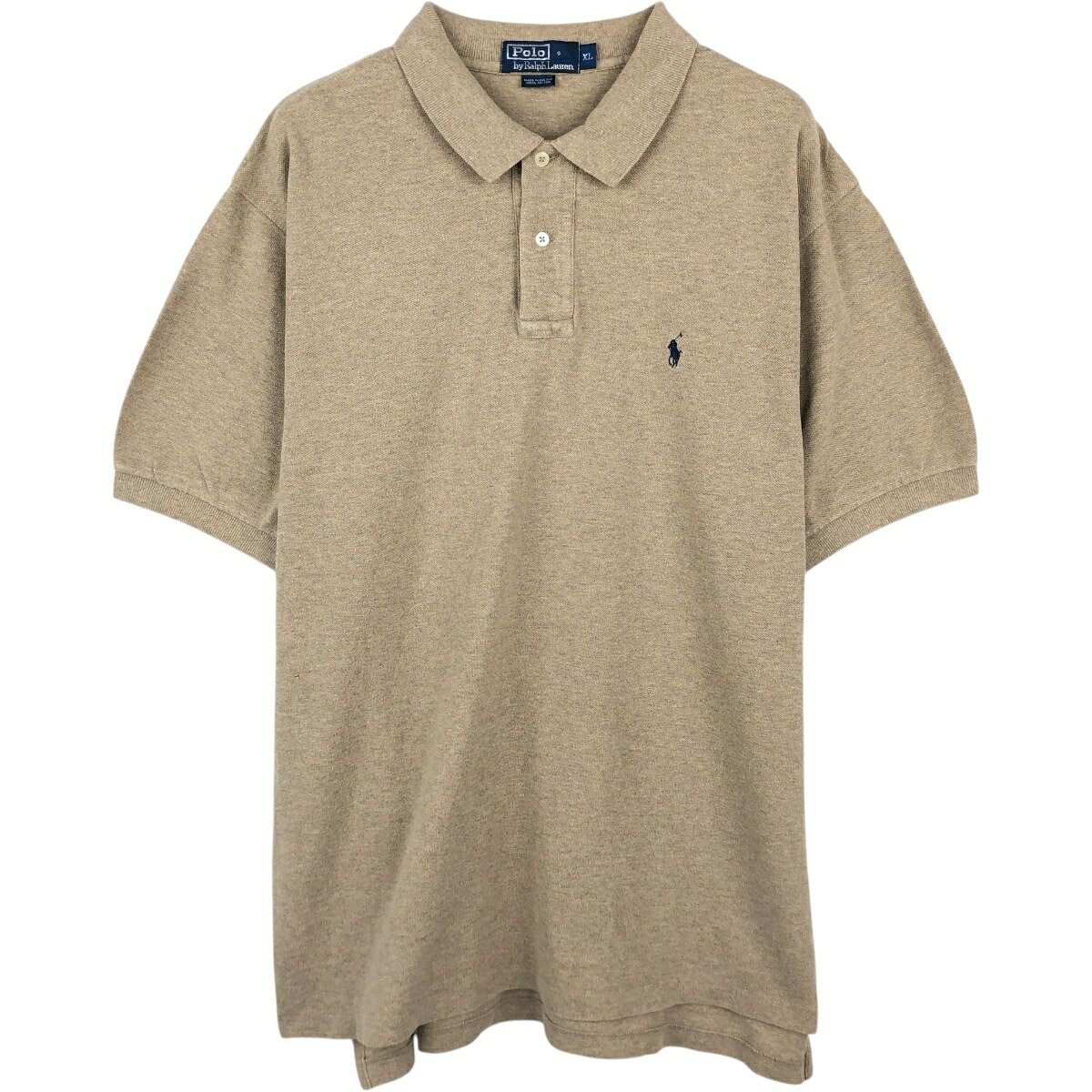 商品詳細 ブランド・Ralph Lauren・ラルフローレン・ 特徴・半袖・レギュラーカラー・ モデル/形状・POLO by Ralph Lauren・半袖 ポロシャツ・ 素材・コットン:100%・ 色・ベージュ系・ 柄・無地・ワンポイント・ 生産国・ボリビア製・ 年代 サイズ・メンズXL・表記サイズ:XL・着丈:76cm・身幅:63cm・肩幅:50.5cm・袖丈:24cm・ コンディション・C・ カテゴリ・メンズ・トップス・ポロシャツ・無地ポロシャツ・ 商品番号・eaa656558・ 取扱店・・ スタッフコメントRalph Lauren POLO by Ralph Lauren 半袖 ポロシャツ / メンズXL / 商品番号 eaa656558 USEDですので使用感などございますが、まだまだご愛用していただけます。 古着という事をご理解の上ご注文よろしくお願いします。 【状態追記】 ●前、右腹部に穴※状態は当社独自の基準です。 着用感表記サイズ着丈身幅肩幅袖丈 メンズXLXL(※着用感、表記サイズは目安です。)76cm63cm50.5cm24cm ※測定値の若干の誤差はご了承下さい。サイズガイドはこちら ブランドRalph Laurenラルフローレン 特徴半袖 / レギュラーカラーモデル/形状POLO by Ralph Lauren / 半袖 ポロシャツ素材コットン:100%色ベージュ系柄無地 / ワンポイント生産国ボリビア製年代-カテゴリ無地ポロシャツ商品番号eaa656558取扱店　　 ラルフローレンの他の商品を見る無地ポロシャツの他の商品を見る