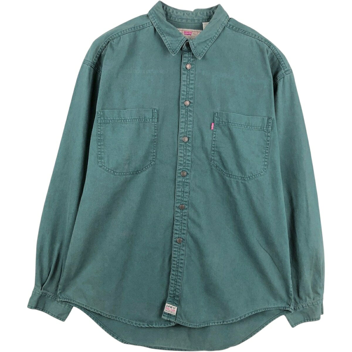 商品詳細 ブランド・Levi's・リーバイス・ 特徴・薄手・レギュラーカラー・長袖・ モデル/形状・長袖 デニムシャツ・ 素材・コットン:100%・ 色・ダークグリーン・ 柄・無地・ロゴパッチ・ 生産国・コロンビア製・ 年代 サイズ・メンズXL・表記サイズ:XL・着丈:84.5cm・身幅:68.5cm・肩幅:59cm・袖丈:63.5cm・ コンディション・C・ カテゴリ・メンズ・トップス・長袖シャツ・デニム・シャンブレーシャツ・ 商品番号・eaa666508・ 取扱店・・ スタッフコメント写真と実物とでは色味が異なる恐れがございます。Levi's 長袖 デニムシャツ / メンズXL / 商品番号 eaa666508 USEDデニムですので使用感、擦れ、色落ちなどございますが、まだまだご愛用していただけます。 古着という事をご理解の上ご注文よろしくお願いします。 【状態追記】 ●前、右胸部・右腹部・右裾に汚れ ●後、両腕・左袖先に汚れ ●内側、裾に汚れ※状態は当社独自の基準です。 着用感表記サイズ着丈身幅肩幅袖丈 メンズXLXL(※着用感、表記サイズは目安です。)84.5cm68.5cm59cm63.5cm ※測定値の若干の誤差はご了承下さい。サイズガイドはこちら ブランドLevi'sリーバイス 特徴薄手 / レギュラーカラー / 長袖モデル/形状長袖 デニムシャツ素材コットン:100%色ダークグリーン柄無地 / ロゴパッチ生産国コロンビア製年代-カテゴリデニムシャツ商品番号eaa666508取扱店　　 写真と実物とでは色味が異なる恐れがございます。リーバイスの他の商品を見るデニムシャツの他の商品を見る