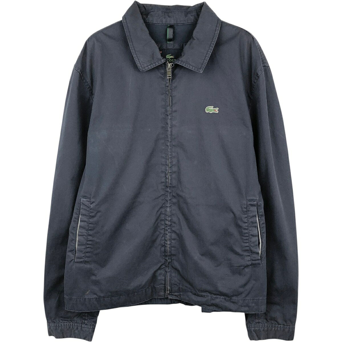 商品詳細 ブランド・LACOSTE・ラコステ・ 特徴・薄手・フルジップ・ モデル/形状・スイングトップ スポーツジャケット・ 素材・コットン:100%・ 色・ブラック系 黒色・ 柄・無地・ワンポイント・ 生産国・不明・ 年代 サイズ・メンズL・表記サイズ:52・着丈:68cm・身幅:58cm・肩幅:51.5cm・袖丈:67.5cm・ コンディション・C・ カテゴリ・メンズ・アウター・ジャケット・スイングトップ・ 商品番号・eaa666774・ 取扱店・・ スタッフコメント品質タグに未記載の為、生産国不明です。LACOSTE スイングトップ スポーツジャケット / メンズL / 商品番号 eaa666774 USEDですので使用感などございますが、まだまだご愛用していただけます。 古着という事をご理解の上ご注文よろしくお願いします。 【状態追記】 ●全体的に汚れあり ●前、ジップレーン周り全体に変色 ●内側、襟・左右袖先全体に汚れ　左右胸ポケットジップ周りに変色※状態は当社独自の基準です。 着用感表記サイズ着丈身幅肩幅袖丈 メンズL52(サイズ表記52ですが、計測値&着用感でメンズL相当です)68cm58cm51.5cm67.5cm ※測定値の若干の誤差はご了承下さい。サイズガイドはこちら ブランドLACOSTEラコステ 特徴薄手 / フルジップモデル/形状スイングトップ スポーツジャケット素材コットン:100%色ブラック系 黒色柄無地 / ワンポイント生産国不明年代-カテゴリスイングトップ商品番号eaa666774取扱店　　 品質タグに未記載の為、生産国不明です。ラコステの他の商品を見るスイングトップの他の商品を見る