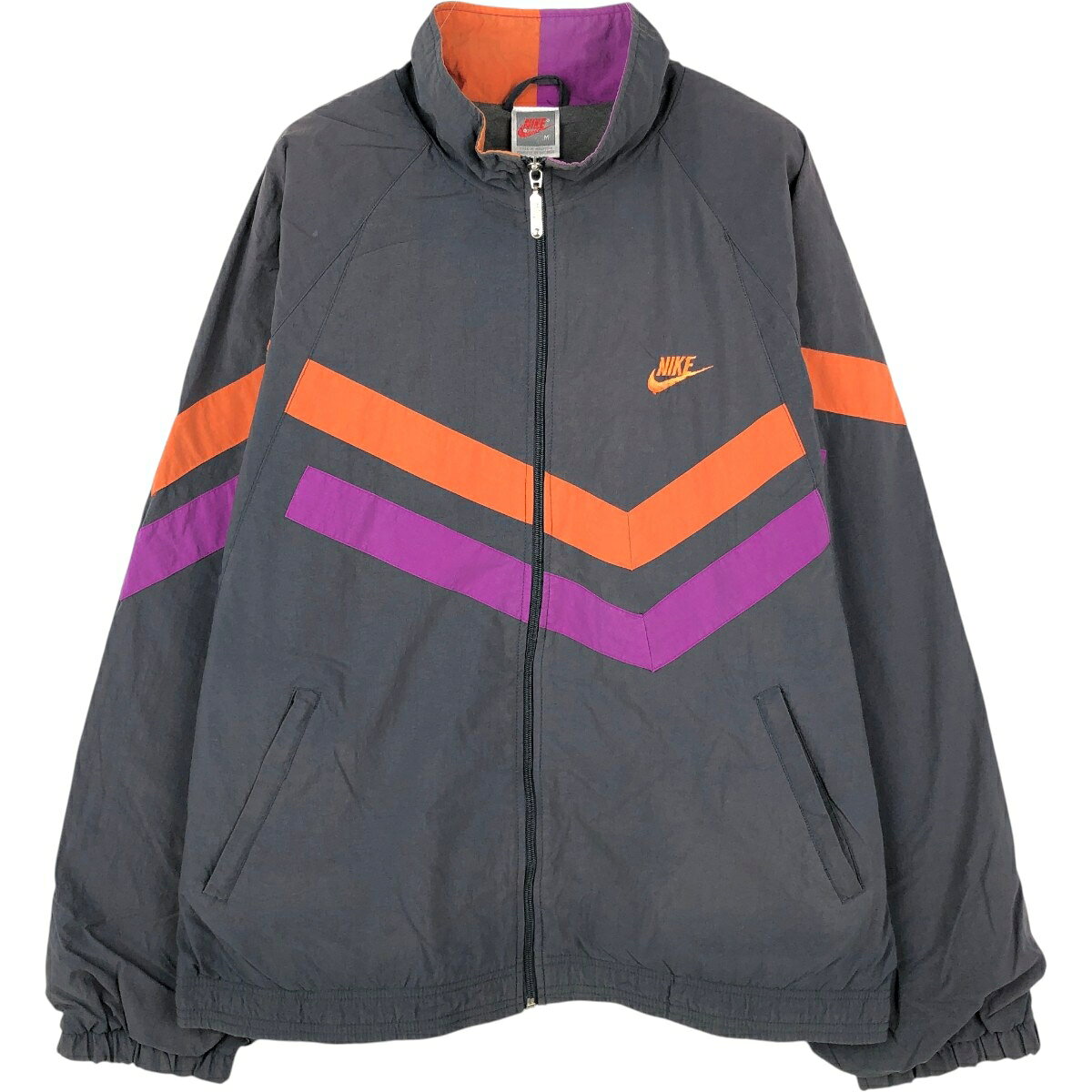 商品詳細 ブランド・NIKE・ナイキ・ 特徴・薄手・長袖・フルジップ・フェード・ラグランスリーブ・ モデル/形状・銀タグ・ウインドブレーカー・ 素材・不明・ 色・チャコール・ 柄・ロゴ刺繍・ライン入り・ 生産国・マレーシア製・ 年代・90年代・ サイズ・メンズM・表記サイズ:M・着丈:63.5cm・身幅:62cm・裄丈:88cm・袖丈(脇下計測):48.5cm・ コンディション・C・ カテゴリ・メンズ・アウター・ジャケット・ナイロンジャケット・ウインドブレーカー・ 商品番号・eaa671806・ 取扱店・・ スタッフコメント品質表記タグ擦れの為、素材が不明でございます。この商品は、色褪せや変色、色むらを古着ならではのリアルな風合いとして味わえる一着です。NIKE 銀タグ ウインドブレーカー / メンズM / 商品番号 eaa671806 USEDですので使用感などございますが、まだまだご愛用していただけます。 古着という事をご理解の上ご注文よろしくお願いします。 【状態追記】 ●全体、変色 ●前、右腕・左右袖先に汚れ ●後、襟・左右袖先に汚れ ●前内側、左右袖先に汚れ ●後内側、左右袖先に汚れ※状態は当社独自の基準です。 着用感表記サイズ着丈身幅裄丈袖丈(脇下計測) メンズMM(※着用感、表記サイズは目安です。)63.5cm62cm88cm48.5cm ※測定値の若干の誤差はご了承下さい。サイズガイドはこちら ブランドNIKEナイキ 特徴薄手 / 長袖 / フルジップ / フェード / ラグランスリーブモデル/形状銀タグ / ウインドブレーカー素材不明色チャコール柄ロゴ刺繍 / ライン入り生産国マレーシア製年代90年代カテゴリナイロンジャケット・ウインドブレーカー商品番号eaa671806取扱店　　 品質表記タグ擦れの為、素材が不明でございます。この商品は、色褪せや変色、色むらを古着ならではのリアルな風合いとして味わえる一着です。ナイキの他の商品を見るナイロンジャケット・ウインドブレーカーの他の商品を見る