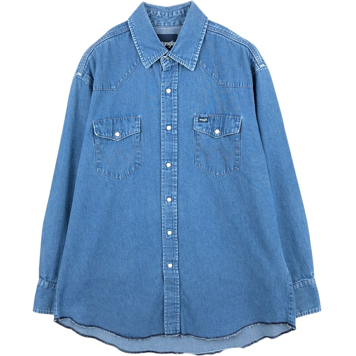 商品詳細 ブランド・Wrangler・ラングラー・ 特徴・薄手・パールスナップボタン・レギュラーカラー・ウエスタンヨーク・フラップポケット・ モデル/形状・長袖 デニムウエスタンシャツ・ 素材・不明・ 色・ブルー系 青色・ 柄・無地・ロゴパッチ・ 生産国・不明・ 年代 サイズ・メンズL・表記サイズ:不明・着丈:83cm・身幅:64cm・肩幅:51cm・袖丈:61.5cm・ コンディション・C・ カテゴリ・メンズ・トップス・長袖シャツ・ウエスタンシャツ・ 商品番号・eaa676389・ 取扱店・・ スタッフコメント品質表示タグが擦れている為、素材・生産国・サイズが不明です。Wrangler 長袖 デニムウエスタンシャツ / メンズL / 商品番号 eaa676389 USEDデニムですので使用感、擦れ、色落ちなどございますが、まだまだご愛用していただけます。 古着という事をご理解の上ご注文よろしくお願いします。 【状態追記】 ●後、左腰に擦れ※状態は当社独自の基準です。 着用感表記サイズ着丈身幅肩幅袖丈 メンズL不明(サイズ表記不明ですが、計測値によりメンズL相当です。)83cm64cm51cm61.5cm ※測定値の若干の誤差はご了承下さい。サイズガイドはこちら ブランドWranglerラングラー 特徴薄手 / パールスナップボタン / レギュラーカラー / ウエスタンヨーク / フラップポケットモデル/形状長袖 デニムウエスタンシャツ素材不明色ブルー系 青色柄無地 / ロゴパッチ生産国不明年代-カテゴリウエスタンシャツ商品番号eaa676389取扱店　　 品質表示タグが擦れている為、素材・生産国・サイズが不明です。ラングラーの他の商品を見るウエスタンシャツの他の商品を見る