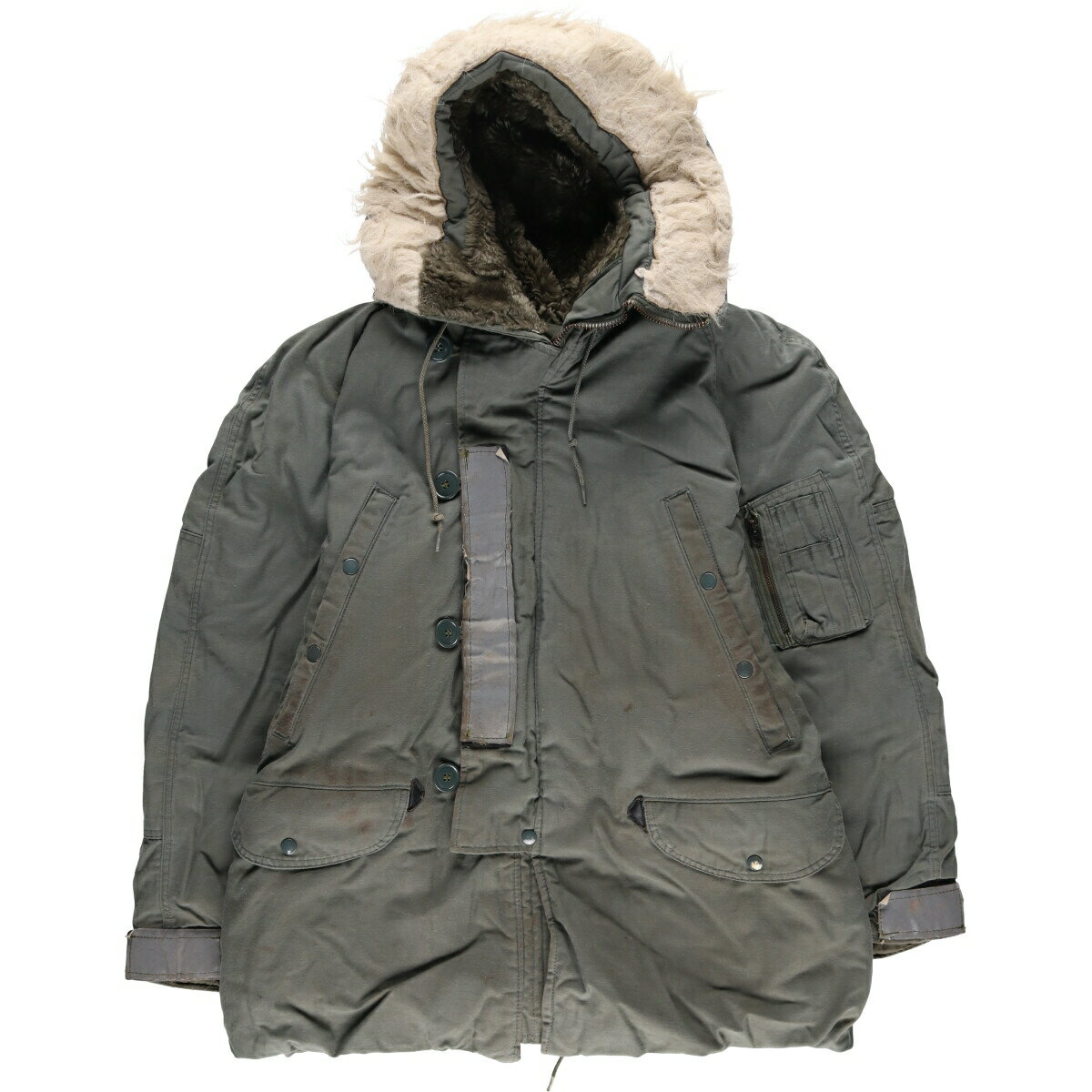 商品詳細 ブランド・UNKNOWN・ 特徴・長袖・アクリルファー・米軍実品・リフレクター付き・82年納品・ モデル/形状・PARKA EXTREME COLD WEATHER TYPE N-3B WITH SYNTHETIC FUR ON HOOD・ミリタリー フライトジャケット・ 素材・コットン:80%・ナイロン:20%・ 色・カーキ系・ 柄・無地・ 生産国・USA製・ 年代・80年代・ サイズ・表記サイズ:MEDIUM・着丈:82cm・身幅:63cm・裄丈:95cm・袖丈(脇下計測):44.5cm・ コンディション・C・ カテゴリ・メンズ・アウター・ジャケット・ミリタリージャケット・ 商品番号・evb009746・ 取扱店・・ スタッフコメントUNKNOWN PARKA EXTREME COLD WEATHER TYPE N-3B WITH SYNTHETIC FUR ON HOOD ミリタリー フライトジャケット / 商品番号 evb009746 USEDミリタリーアイテムですので薄汚れ・擦れなどの使用感がありますが、ミリタリーアイテムのリアルな表情として捉えていただきご注文御願いします。 【状態追記】 ●全体的に薄汚れあり ●前、首元・胸・腹部・裾・左右腕・左右袖先に汚れ ●前、左右胸ポケット内・左右腹部ポケット内・腹部前立て裏に汚れ ●前、左袖内に裂け ●前、左右袖内に擦れ ●前、胸・左右袖先リフレクター部分にはげ ●前、裾ジップエンドにダメージ ●後、腰・裾・左右腕・左右袖先に汚れ ●後、背中リフレクターにはげ ●後、左袖内に裂け ●後、右袖内に擦れ ●内側、全体的に薄汚れあり ●内側、襟内全体・首元・胸・腹部・裾・背中・左右袖先に汚れ ●内側、左肩に裂け ●内側、右肩・右裾に擦れ※状態は当社独自の基準です。 表記サイズ着丈身幅裄丈袖丈(脇下計測) MEDIUM(※着用感、表記サイズは目安です。)82cm63cm95cm44.5cm ※測定値の若干の誤差はご了承下さい。サイズガイドはこちら ブランドUNKNOWN 特徴長袖 / アクリルファー / 米軍実品 / リフレクター付き / 82年納品モデル/形状PARKA EXTREME COLD WEATHER TYPE N-3B WITH SYNTHETIC FUR ON HOOD / ミリタリー フライトジャケット素材コットン:80% / ナイロン:20%色カーキ系柄無地生産国USA製年代80年代カテゴリミリタリージャケット商品番号evb009746取扱店　　 UNKNOWNの他の商品を見るミリタリージャケットの他の商品を見る