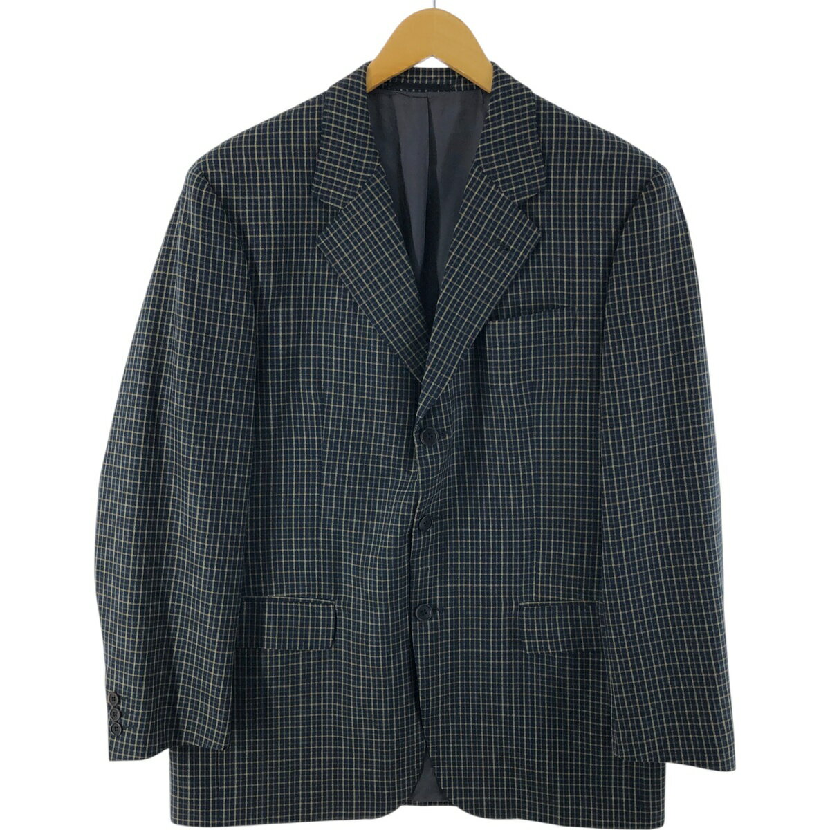 商品詳細 ブランド・Burberry's・バーバリー・ 特徴・ノーベント・3B 3つボタン・総裏・肩パットあり・長袖・ モデル/形状・ウールテーラードジャケット・ 素材・ウール:100%・ 色・ネイビー系 紺色・グリーン系 濃緑・ベージュ系・ 柄・チェック柄・ 生産国・不明・ 年代 サイズ・メンズL・表記サイズ:54・着丈:80cm・身幅:57.5cm・肩幅:48.5cm・袖丈:64cm・ コンディション・C・ カテゴリ・メンズ・アウター・ジャケット・テーラードジャケット・ 商品番号・evb010280・ 取扱店・ネットショップ・ スタッフコメント生産国不明です。チェックの部分以外は紺と濃緑を混ぜたような色合いでございます。Burberry's ウールテーラードジャケット / メンズL / 商品番号 evb010280 USEDですので使用感などございますが、まだまだご愛用していただけます。 古着という事をご理解の上ご注文よろしくお願いします。 【状態追記】 ●前、右袖先裏に穴 ●後、肩に穴 ●内側、左脇下・左右袖先に汚れ※状態は当社独自の基準です。 着用感表記サイズ着丈身幅肩幅袖丈 メンズL54(サイズ表記54ですが、計測値&着用感でメンズL相当です)80cm57.5cm48.5cm64cm ※測定値の若干の誤差はご了承下さい。サイズガイドはこちら ブランドBurberry'sバーバリー 特徴ノーベント / 3B 3つボタン / 総裏 / 肩パットあり / 長袖 モデル/形状ウールテーラードジャケット 素材ウール:100% 色ネイビー系 紺色 / グリーン系 濃緑 / ベージュ系 柄チェック柄 生産国不明 年代- カテゴリテーラードジャケット・ブレザー 商品番号evb010280 取扱店ネットショップ 　　 生産国不明です。チェックの部分以外は紺と濃緑を混ぜたような色合いでございます。バーバリーの他の商品を見るテーラードジャケット・ブレザーの他の商品を見る