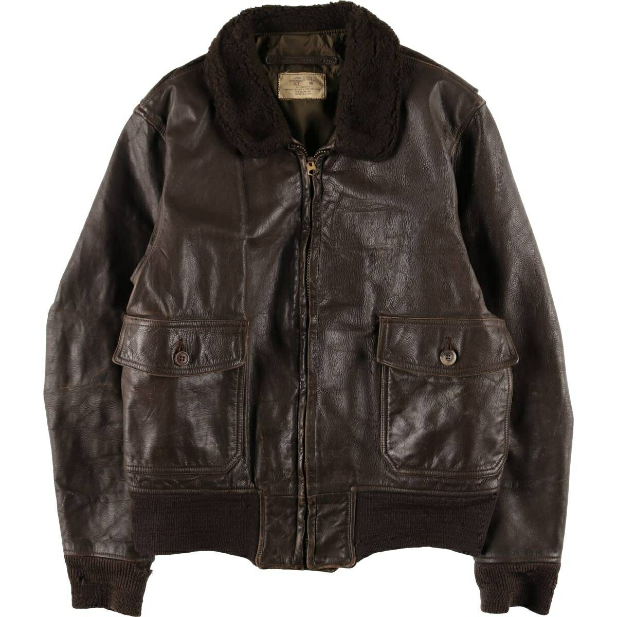 商品詳細 ブランド・UNKNOWN・ 特徴・76年納品・ボア襟・雰囲気系 ボロ・長袖・米軍実品・ モデル/形状・JACKETS FLYERS INTERMEDIATE TYPE G-1・レザーフライトジャケット・ 素材・不明・ 色・ブラウン系 茶色・ 柄・無地・ 生産国・USA製・ 年代・70年代・ サイズ・メンズL・表記サイズ:44・着丈:60.5cm・身幅:57cm・肩幅:48.5cm・袖丈:63cm・ コンディション・C・ カテゴリ・メンズ・アウター・ジャケット・レザージャケット・フライトジャケット・ 商品番号・evb030639・ 取扱店・・ スタッフコメントミルスペックタグに未記載の為、素材不明です。おそらく本革レザーと思われます。この商品は、ダメージや経年変化を古着ならではのリアルな風合いとして味わえる一着です。JACKETS FLYERS INTERMEDIATE TYPE G-1 レザーフライトジャケット / メンズL / 商品番号 evb030639 USEDレザーアイテムですので使用感、汚れ、擦れなどございますがレザーアイテムのリアルな表情として捉えていただきご注文御願いします。 【状態追記】 ●全体的に擦れあり ●前、左右腕に汚れ ●前、左右裾・左右袖先に擦れ　左胸・左腹部・右腕に擦れ ●前、左腹部ポケットボタンにリペア跡　左胸部品欠損 ●後、背中に汚れ ●後、左右裾・左右袖先に裂け　右背中・右腕に擦れ ●内側、襟全体・左右腕・左右腕先に汚れ　左腕先・左右裾に裂け ●前内側、ジップレーン周り全体に変色　左胸に擦れ・糸引き ●後内側、背中上部・裾に汚れ※状態は当社独自の基準です。 着用感表記サイズ着丈身幅肩幅袖丈 メンズL44(サイズ表記44ですが、計測値&着用感でメンズL相当です)60.5cm57cm48.5cm63cm ※測定値の若干の誤差はご了承下さい。サイズガイドはこちら ブランドUNKNOWN 特徴76年納品 / ボア襟 / 雰囲気系 ボロ / 長袖 / 米軍実品モデル/形状JACKETS FLYERS INTERMEDIATE TYPE G-1 / レザーフライトジャケット素材不明色ブラウン系 茶色柄無地生産国USA製年代70年代カテゴリフライトジャケット商品番号evb030639取扱店　　 ミルスペックタグに未記載の為、素材不明です。おそらく本革レザーと思われます。この商品は、ダメージや経年変化を古着ならではのリアルな風合いとして味わえる一着です。フライトジャケットの他の商品を見る