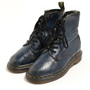 商品詳細 ブランド・Dr.Martens・ドクターマーチン・ 特徴 モデル/形状・8ホールブーツ・ 素材・本革レザー 牛革・ 色・ネイビー系 紺色・ 柄 生産国・英国製・ 年代 サイズ・レディース22.0cm・表記サイズ:UK3.5・ブーツ高さ:18cm・ヒール高さ:2.4cm・アウトソール:25cm・ コンディション・C・ カテゴリ・シューズ・ブーツ・レースアップブーツ・ 商品番号・saa008878・ 取扱店・ネットショップ・ スタッフコメントDr.Martens 8ホールブーツ / レディース22.0cm / 商品番号 saa008878 USEDですのでキズやシミ、履きじわ、アウトソールの減り、薄汚れ等、その他様々な使用感がございます。ご使用頂く上で問題ないと判断した物については写真や記載を省略しております。その商品の持つ雰囲気や味として、古着という事をご理解頂いた上でご注文お願い致します。※状態は当社独自の基準です。 着用感表記サイズブーツ高さヒール高さアウトソール レディース22.0cmUK3.5(※甲の高さや横幅には個人差がありますので着用感は目安となっております。)18cm2.4cm25cm ※測定値の若干の誤差はご了承下さい。サイズガイドはこちら ブランドDr.Martensドクターマーチン 特徴-モデル/形状8ホールブーツ素材本革レザー 牛革色ネイビー系 紺色柄-生産国英国製年代-カテゴリレースアップブーツ商品番号saa008878取扱店ネットショップ　　 ドクターマーチンの他の商品を見るレースアップブーツの他の商品を見る