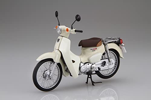 メーカー・ブランド フジミ模型(株) 商品説明 プラモデル 【スケール】1/12 【完成時サイズ】約全長155×全幅58×全高87mm 1/12スケールのスナップフィット式スーパーカブ マイナーチェンジ後の最新形状も再現可能へ! 製品は組立が必要なキット形式。1/12スケールです。 塗装が不要:パーツそれぞれに成型色でパーツは着色されており、ボディは塗装で得られない艶質感を実現。 接着が不要:パーツ同士をはめ込む設計仕様により簡単に組立てられるようになっています。 製品は2018年に発売開始された現行型スーパーカブC110をモチーフにしています。 初期タイプと2020年5月の法規改正対応ブレーキランプの2種を選択/製作可能。 1/12スケールならではの稼働部分の多さ、細かな造形を的確に再現。 ボディは専用の成型材を用いて塗装では表現が難しいレベルの艶を再現。 成型色はベージュ・ブラウン・グロスシルバー・シルバー・ブラック・アイボリー・クリアレッド・クリアオレンジ・クリアの9種類で構成。 ストレート組立てでも着色パーツにより塗分けたようなビジュアル、塗装の場合でもマスキング作業が大幅低減するパーツ分割 ・ボディは左右合わせ式の2ピース構造。 ・レッグシールドは一体成型とし、簡単にボディへ圧入固定できる設計。 ・フロントフェンダーはスライド金型により造形を的確に再現しつつパーツを一体化。 ・サイドカバーはボディと別パーツ化、曲線と直線で構成された複雑な形状を的確に立体化。 ・ハンドルはボディに挟み込む形状で、左右のグリップスイッチもしっかり造形されています。 ・メーターパネルは付属シールで表現、パネルカバーはクリアの専用パーツをはめ込みリアルな仕上がりに。 ・ミラーは極力実車の雰囲気を演出するため、ステーを極細のインジェクション設計としています。 ・ハンドルとは別色となるブレーキレバーは別パーツかつ的確な形状で再現。 ・ヘッドライトはレンズをクリアパーツで用意、内部の形状も繊細な彫刻で表現。 ・エンジンは左右および前方部に分割した3パーツ構成で外形形状を立体的に表現。 ・チェンジペダルは1ピースパーツでバー断面やペダル形状に至るまで正確にに再現。 ・マフラーは3ピース構造で排気口の再現と円錐状の形状を両立、再現しています。 ・スーパーカブの特徴でもあるレッグシールド内側のフックは手軽にシールで、または接着式のボーナスパーツで選択表現。 ・スタンドは別パーツ化のうえ可動式。駐輪状態とすることも可能です。 ・サイドスタンドは別パーツ化のうえ可動。ボディを傾けて駐車状態にすることが可能。 ・シートは色調と同じ部分で分割した2ピース構造、跳ね上げが可能な可動式。 ・シートを開状態としたときの給油口フラットを再現しています。 ・燃料タンクの両サイドにあるネームデカールは金属感あるホイールシールを用意。 ・リアキャリアはスライド金型を用い、一体パーツとしています。 ・ブレーキランプは2020年法改正対応後の横長タイプ、発売時からの縦長タイプの2種から選択可能。 ・実車オプションパーツのリアシートを、ボーナスパーツで収録。装着を選択できます。 ・ホイール中央のハブはスライド金型により周囲形状を再現した1ピースパーツとしています。 ・タイヤはゴム素材、本製品で専用に起用したもの。前後の幅寸違いを的確に再現。 完成時のサイズは(約)全長155x全幅58x全高87mm。 組立てパーツ数78点 【付属内容】 ・ランナーx15 ・ゴム素材タイヤx2 ・組立説明書x1 ・シールx1 ※この商品は日本製です。 ※この商品は、組み立てが必要なプラスチックモデルキットです。【製品仕様について】ご購入の参考までに商品の紹介文を下記に記載させていただいておりますが、製品仕様全てを記載するものではありませんので、製品仕様詳細等につきましてはメーカーサイト等で事前にご確認ください。