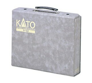 メーカー名 カトー　KATO 商品説明 KATO製HOゲージ車両の1両用中敷がピッタリ3箱分収まるアタッシュケース型車両ケース。 HOゲージ車両以外にもNゲージ車両やレール、アクセサリー等の収納にも便利です。【製品仕様について】 ご購入の参考までに商品の紹介文を下記に記載させていただいておりますが、 製品仕様全てを記載するものではありませんので、製品仕様詳細等につきましては メーカーサイト等で事前にご確認ください。