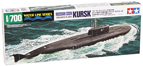 メーカー名 タミヤ　TAMIYA 商品説明 ロシア海軍の巡航ミサイル潜水艦クルスクのプラスチックモデル組立てキットです。1/700スケール、全長205mm 、全幅26mm。威圧感をかもし出す独特なスタイルを実感たっぷりに再現。幅の広い独特な艦影や艦橋まわりも立体感豊かに再現。船体全体に敷き詰められた遮音タイルや巡航ミサイル発射筒の収納ハッチ、魚雷発射口、排水スリットなど船体表面のモールドも繊細な仕上がり。潜望鏡とレーダーアンテナは使用時と収納時の状態を選んで組み立てられます。艦橋前面の鷲の紋章などのスライドマークをセット。【製品仕様について】 ご購入の参考までに商品の紹介文を下記に記載させていただいておりますが、 製品仕様全てを記載するものではありませんので、製品仕様詳細等につきましては メーカーサイト等で事前にご確認ください。