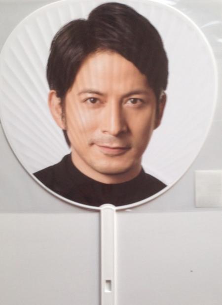 【新品】　V6・【公式うちわ】・・岡田准一・LIVE TOUR 2017 The ONES・最新コンサート会場販売グッズのサムネイル