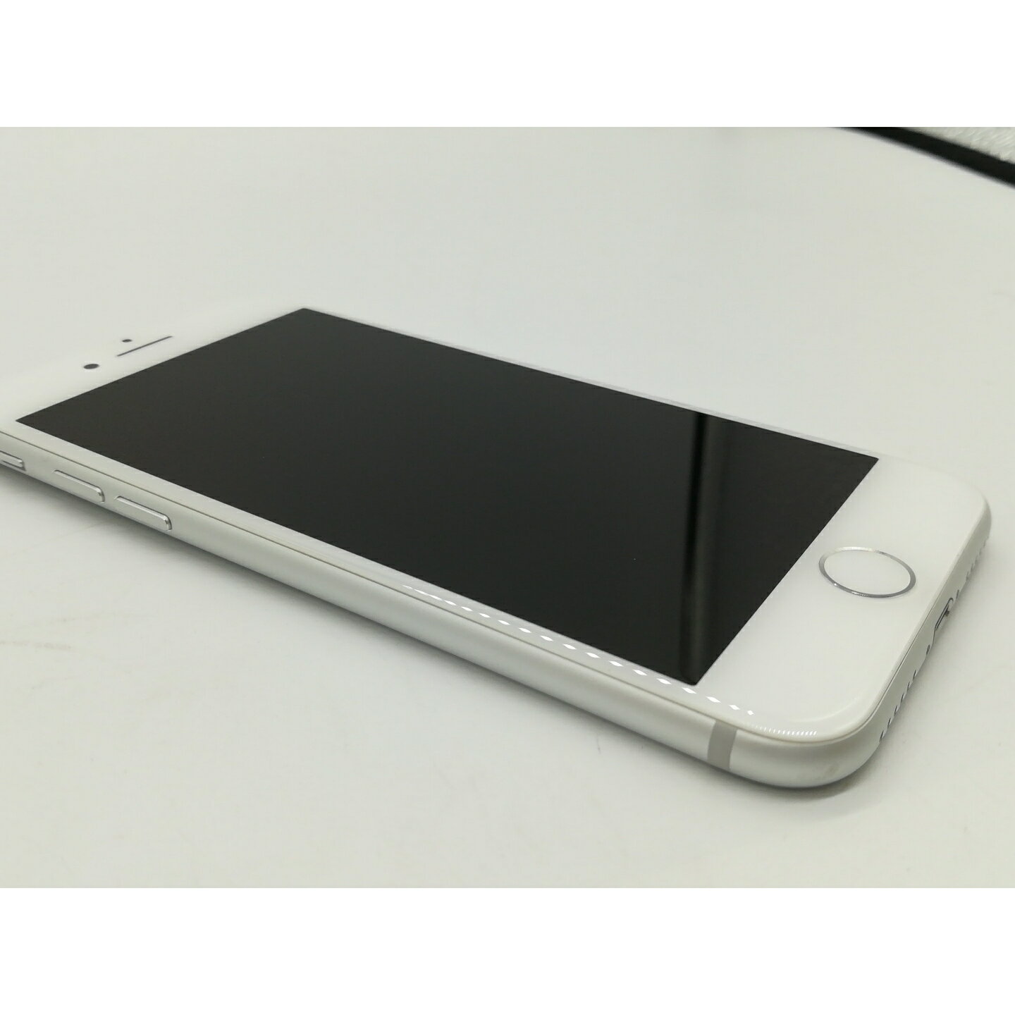 【中古】Apple docomo 【SIMロック解除済み】 iPhone 7 32GB シルバー MNCF2J/A【神保町】保証期間1ヶ月【ランクC】