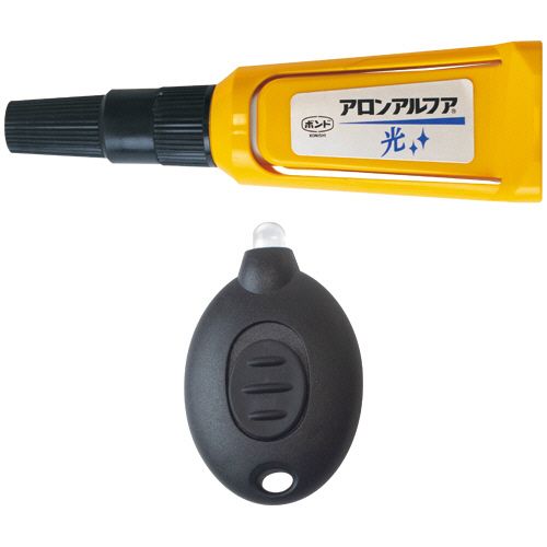 【イージャパンモール】【返品・交換・キャンセル不可】 必ず2通目のメールをご確認ください。 ※本商品は熨斗・包装（ラッピング）はお承り出来ない商品となります。※商品はご注文（ご決済）後、2-3営業日で発送（土・日・祝日除く）となります。※配送業者と契約がないため、送付先が北海道・沖縄の場合キャンセルとさせていただきます。※発送予定日は、在庫がある場合の予定日となります。 ※在庫がない場合には、キャンセルとさせて頂きます。 ※納期が遅れます場合には改めてご連絡させて頂きます。※ご注文確定後でのキャンセルやお届け先の変更等はお承りできませんのでご注意ください。 また、交換・返品はお承りできません。 ※商品のお写真はイメージ画像です。概要 光を当てて瞬間接着！ 商品説明 ●付属の専用ライトを照射することで硬化スピードをさらに速め、同時に白化を防ぐことができるためキレイな仕上がり。●目に優しい（UVライトとの比較）専用ライトが付属。●模型作り、アクセサリー作り、ケーブルのコーティングに。 仕様 用途 プラスチック、合成ゴム、金属、軟質ビニール 内容量 4g その他仕様 ●付属品：専用ライト JANコード 4901490060092 【広告文責】株式会社イージャパンアンドカンパニーズ 072-875-6666《ご注意ください》 ※本商品はキャンセル・返品・交換不可の商品です。 ※商品の性質上、返品・交換・キャンセルはお受けできません。 　不良品、内容相違、破損、損傷の場合は良品と交換いたします。 　但し、商品到着から3日以内にご連絡をいただけない場合、交換いたしかねますのでご注意ください。 ※商品がリニューアルしている場合、リニューアル後の商品をお届けします。[関連キーワード：文具・事務用品 接着用品 接着剤]