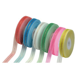 【イージャパンモール】 必ず2通目のメールをご確認ください。※商品はご注文（ご決済）後、2-3営業日で発送（土・日・祝日除く）となります。※配送業者と契約がないため、送付先が北海道・沖縄・離島の場合キャンセルとさせていただきます。※発送予定日は、在庫がある場合の予定日となります。 ※在庫がない場合には、キャンセルとさせて頂きます。 ※納期が遅れます場合には改めてご連絡させて頂きます。※商品の写真はイメージです。 ※お手元に届く商品は、商品名に記載してある色・柄・型番の商品が届きます。 　ご注文のキャンセルおよびご返品がお承りできない商品となるため、ご注文の際には必ずご確認ください。 ※本商品はのし・ラッピング包装はお承りできない商品となります。ラッピング・装飾に使いやすいリボンです。 長さ/30m巻 材質/ナイロン ゴールドライン入 カラー：白【メーカー・製造または販売元】小堀リボン【広告文責】株式会社イージャパンアンドカンパニーズ 072-875-6666《ご注意ください》 ※本商品はキャンセル・返品・交換不可の商品です。 ※商品の性質上、返品・交換・キャンセルはお受けできません。 　不良品、内容相違、破損、損傷の場合は良品と交換いたします。 　但し、商品到着から3日以内にご連絡をいただけない場合、交換いたしかねますのでご注意ください。 ※商品がリニューアルしている場合、リニューアル後の商品にてお届けとなる場合がございます。[関連キーワード：教育用品　素材　リボン　ラッピング 包装]パールリボン　24mm　赤　はコチラ　>>パールリボン　24mm　水色　はコチラ　>>パールリボン　24mm　ピンク　はコチラ　>>パールリボン　24mm　グリーン　はコチラ　>>パールリボン　24mm　黄　はコチラ　>>