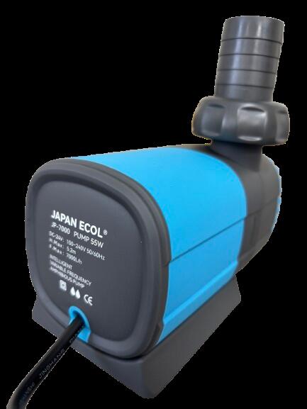 高効率・超静音 DC水中ポンプ JP-7000 (55W) 淡水・海水両用！ドイツ技術を採用した高性能ブラシレスDCポンプです。 省エネ・長寿命でありながら、最大流量7,000L/h・最大揚程5.2mの強力なパフォーマンスを発揮します。 【主な特長】 超静音動作（35dB未満）：ドイツ技術を採用し、夜間やリビング設置でも音が気になりません。 多機能LEDコントローラー付属： 定流量モード：20段階（101〜120）で好みの流量に細かく調整可能。 波モード：20段階（201〜220）で自然な波の揺らぎを再現。 フィード（給餌）モード：10分間自動一時停止。エサやり時に便利です。 安全・保護機能付き：水不足保護、過電流・過電圧・欠相・詰まり保護（エラーコード表示機能）。 メモリー機能：電源を切っても前回の設定パラメータを記憶（5秒以上動作時）。 高品質パーツ：セラミックシャフトとベアリングを採用し、高耐久・長寿命を実現。 水中・陸上（インライン）両対応：用途に合わせて水中使用・外部設置を選択可能。 【製品仕様】 項目 仕様 型番 JP-7000 消費電力 55W 最大揚程 5.2m 最大流量 7000 L/h（約116 L/分） 動作電圧 DC 24V 入力電圧 AC 100-240V 50/60Hz 電源プラグ 日本3ピンプラグ ※2ピンコンセント使用時は変換プラグが別途必要です 対応環境 淡水・海水両用（水中・陸上両用） 保証期間 お買上げ日より1年間（保証書付） メーカー / 販売元 日本エコル株式会社 【同梱品】 ・55Wポンプ本体 ・専用コントローラー ・AC/DCアダプター ・電源コード（3ピンプラグ） ・ホースアタッチメント（ギザ有）：20mm×2 / 25mm×2（VP25接続可能） / 31mm×2 ・アタッチメント（ギザ無）：31mm×1 / 36mm×1 ・水中使用アタッチメント（横吸用、下吸用セット） ・ロックナット×2、シリコンパッキン×2、黒パッキン、ポンプゴム脚×4 ・取扱説明書（保証書付）【重要：電源プラグおよび設置に関する注意事項】 コンセント形状：本製品の電源プラグは「3ピンプラグ」仕様です。ご家庭の2ピンコンセントに差し込む場合は、市販の「3ピン→2ピン変換プラグ」または3ピン対応の電源タップを別途ご準備ください。 コントローラー・電源の防水性：ポンプ本体のみ水中に沈めて使用可能です。コントローラーおよびACアダプターは防水仕様ではございませんので、水のかからない場所に設置してください。 陸上（外部）設置時の注意：ポンプをフィルタータンク等の水面より低い位置に設置し、自然に水が流れ込む状態でご使用ください。 【メンテナンスについて】 特に海水水槽でご使用の場合は、6ヶ月ごとにインペラおよび本体内部の清掃を行ってください。インペラ部に汚れが付着すると動作停止やエラー表示の原因となります。