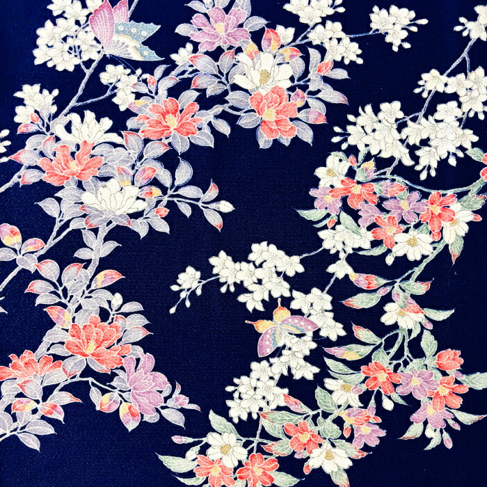 【中古】紺色地に花が蝶や草花は綺麗なちりめん着物はぎれ