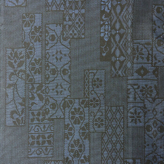 【中古】黒色地に紺色の短冊紋の大島紬はぎれ