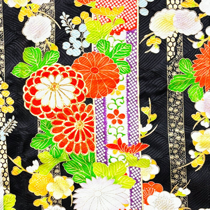 【中古】黒色地に菊花が豪華な金彩振袖着物はぎれ