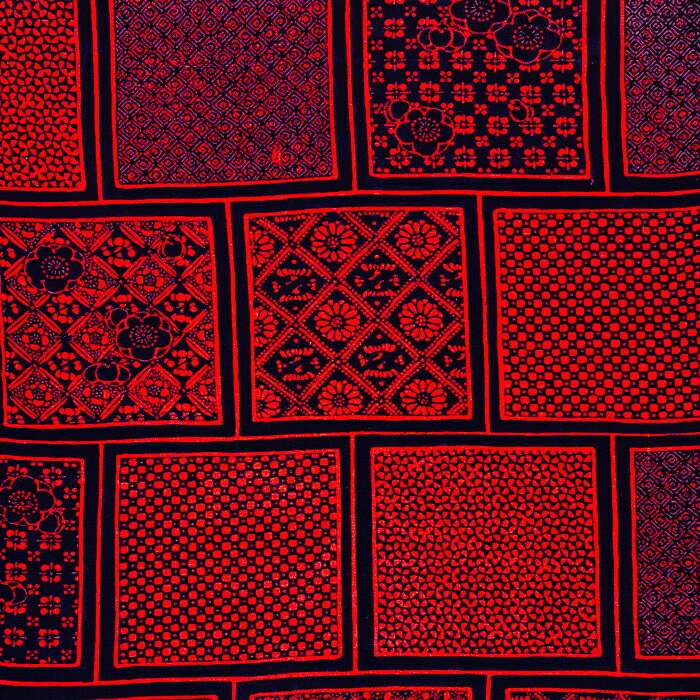 【中古】黒色地に赤色紋様の紬地着物はぎれ...