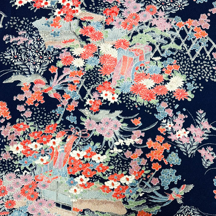 【中古】紺色地に花々や庭紋が華やかなちりめん着物はぎれ