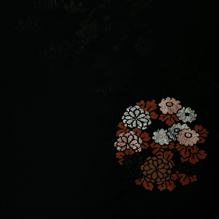 【中古】黒色地に花輪紋が縫われた着物はぎれ