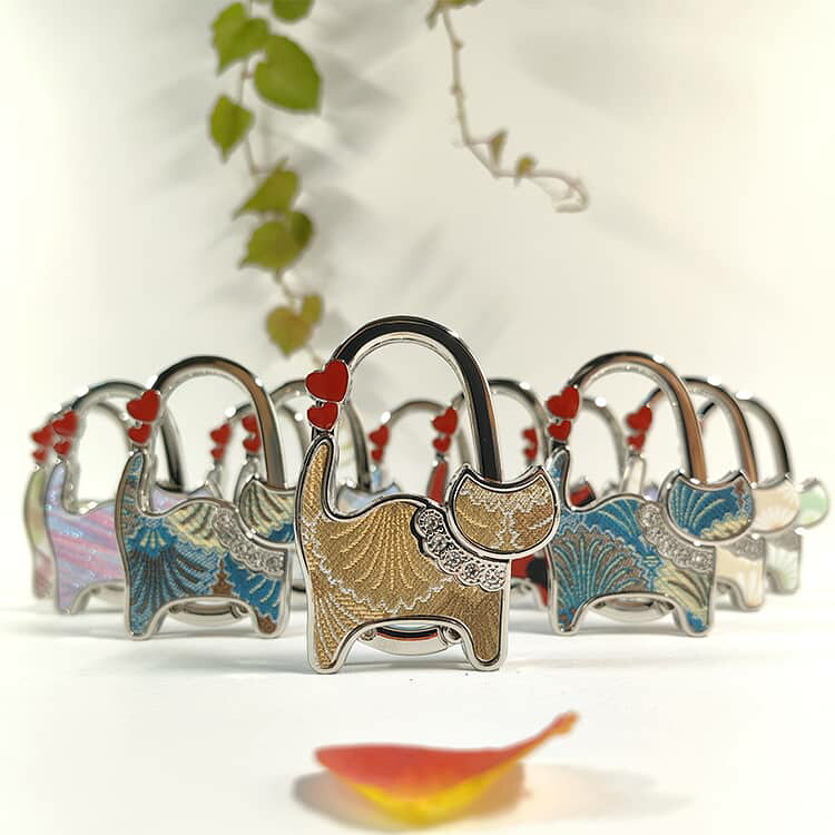 ジャパンSelectのバッグハンガー バッグホルダー バックハンガー バッグチャーム 猫 荷物置き 吊り下げ バッグハンガー バッグフック カバン掛け 滑り止め 折りたたみ かばん置き リング キーホルダー 耐荷重2.5kg 荷物掛け カバン掛け フック 携帯用 外出 アクセサリー｜アングル2