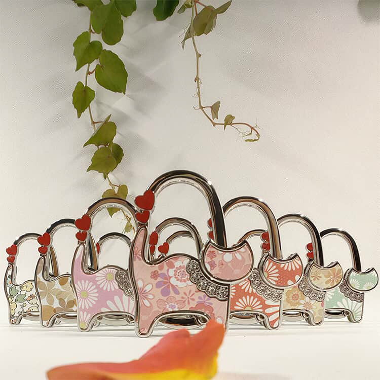 ジャパンSelectのバッグハンガー バッグホルダー バックハンガー バッグチャーム 猫 荷物置き 吊り下げ バッグハンガー バッグフック カバン掛け 滑り止め 折りたたみ かばん置き リング キーホルダー 耐荷重2.5kg 荷物掛け カバン掛け フック 携帯用 外出 アクセサリー｜アングル3