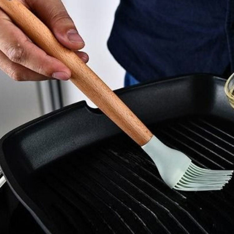 ジャパンSelectのキッチンツール 12点セット シリコン製 キッチン 調理器具 おしゃれ キッチンツールセット フライ返し スプーン おたま トング ブラシ ターナー 泡立て 収納容器付き 耐熱 安全 シリコン 調理用品 料理 製菓器具 ツール セット キッチン用品 食洗機対応 引っ越し プレゼント｜アングル3