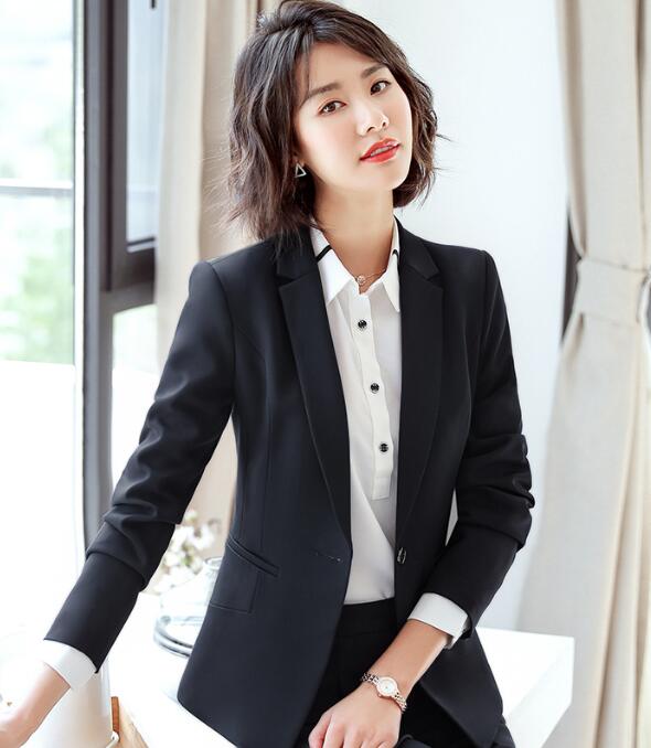 セット内容：ジャケット+パンツ/スカート+シャツ素材：ポリエステルなど伸縮性：なし付属品：なし透け感：なし厚さ：普通柔らかさ：普通カラー写真通りお客様ご使用のPC環境により商品画像のカラーが多少異なる場合があります。仕入時期により多少デザインなど異なる場合があります。サイズ(cm)：ジャケットS: 着丈55cm バスト80cm 肩幅36cm ウェスト68cm 袖丈56cmM: 着丈56cm バスト84cm 肩幅37cm ウェスト72cm 袖丈57cmL: 着丈57cm バスト88cm 肩幅38cm ウェスト76cm 袖丈58cmXL: 着丈58cm バスト92cm 肩幅39cm ウェスト80cm 袖丈59cm2XL: 着丈59cm バスト96cm 肩幅40cm ウェスト84cm 袖丈60cm3XL: 着丈60cm バスト100cm 肩幅41cm ウェスト88cm 袖丈61cm4XL: 着丈61cm バスト104cm 肩幅42cm ウェスト92cm 袖丈62cmパンツ/スカートS: 着丈99cm スカート丈46cm ウェスト66cm ヒップ86cm M: 着丈100cm スカート丈47cm ウェスト70cm ヒップ90cm L: 着丈101cm スカート丈48cm ウェスト74cm ヒップ94cm XL: 着丈102cm スカート丈49cm ウェスト78cm ヒップ98cm 2XL: 着丈103cm スカート丈50cm ウェスト82cm ヒップ102cm 3XL: 着丈104cm スカート丈51cm ウェスト86cm ヒップ106cm 4XL: 着丈105cm スカート丈52cm ウェスト90cm ヒップ110cm シャツS: 着丈59cm バスト82cm 肩幅35cm ウェスト74cm M: 着丈60cm バスト86cm 肩幅36cm ウェスト78cm L: 着丈61cm バスト90cm 肩幅37cm ウェスト82cm XL: 着丈61cm バスト94cm 肩幅38cm ウェスト86cm 2XL: 着丈62cm バスト98cm 肩幅39cm ウェスト90cm 3XL: 着丈63cm バスト102cm 肩幅40cm ウェスト94cm 4XL: 着丈64cm バスト106cm 肩幅41cm ウェスト98cm 平置きの採寸となりますので、多少の誤差についてご容赦ください。洗濯時は色物と避けて洗濯してください。