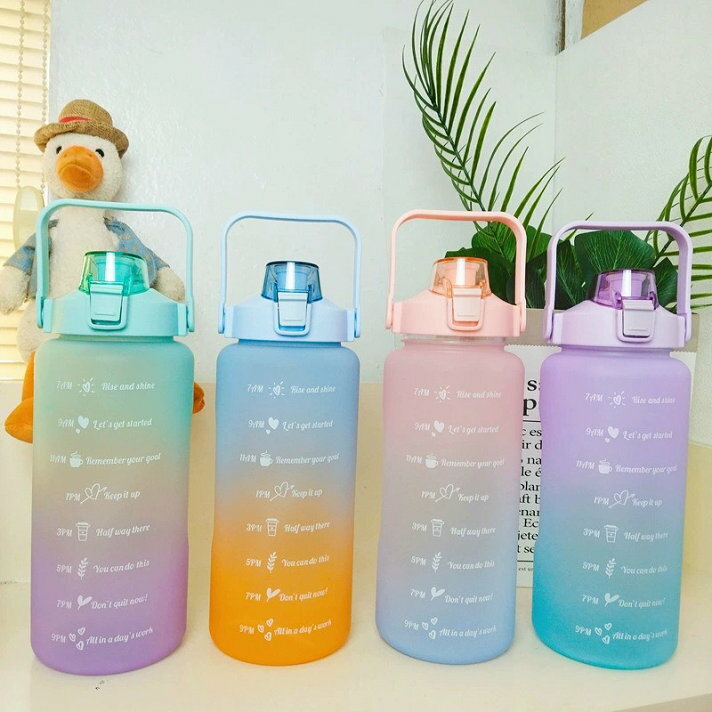 樂天商城 - 送料無料【四色展開】水筒 ジャグ 2リットル bpaフリー水筒 メモリ付き 2l 直飲み 水筒 ストロー スローガングラフィック水筒 2リットルすいとう スポーツ 飲めるメモリ付きウォーターボトル 可愛い 2lメモリ おしゃれ 2リットル 大容量