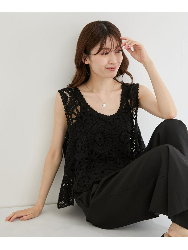 【予約商品について】 ※「先行予約販売中」「予約販売中」をご注文の際は予約商品についてをご確認ください。■重要なお知らせ※ 当店では、ギフト配送サービス及びラッピングサービスを行っておりません。ラッピング・ギフト配送について同時に複数の商品を注文された場合メーカー希望小売価格について置き配についてご利用ガイドJAYRO（ジャイロ）かぎ針編みビスチェレイヤードが楽しくなる、クロシェ編みベスト【デザイン・シルエット】・繊細なかぎ針編みが目を惹く、シーズンムードたっぷりのニットベスト。・立体感あるモチーフデザインがアクセントになり　ワンピース、Tシャツ、デニムなど　いつものスタイリングに取り入れるだけで旬の着こなしに。・コンパクトな丈感でバランスが取りやすく、　レイヤードスタイルにぴったりな一枚です。・ナチュラルな風合いで春夏にぴったりな軽やかな着心地も魅力です。【素材感】・綿100%・柔らかく軽やかな素材【カラー】01ブラック　15オフホワイト【スタイリングポイント】・タンクトップやキャミソールに重ねてヘルシーな着こなしに。・Tシャツやカットソーとのレイヤードもおすすめです。・ワンピースの上に重ねてフェミニンな着こなしに。・デニムやワイドパンツに合わせてカジュアルなスタイルに。裏地：なし光沢感：なし透け感：ありポケット：なし伸縮性：あり生地の厚さ：普通ボタン：なしその他仕様：セレクトアイテム季節：春夏※撮影時の光、お使いのモニター環境によって色の見え方が違う場合がございます。予めご了承ください。モデル身長：167cm着用サイズ：M型番：FLM16430-01-040 SP6378【採寸】M／総丈50 ｜ バスト114 ｜ 幅裾幅：73 ｜ えり周り天幅：24　前下がり：20商品のサイズについて【商品詳細】ブラック（01）：中国｜オフホワイト（15）：中国素材：ブラック（01）：綿 100%｜オフホワイト（15）：綿 100%サイズ：M※画面上と実物では多少色具合が異なって見える場合もございます。ご了承ください。商品のカラーについてこの商品はセール商品のため返品・交換対象外です詳細はこちら >>
