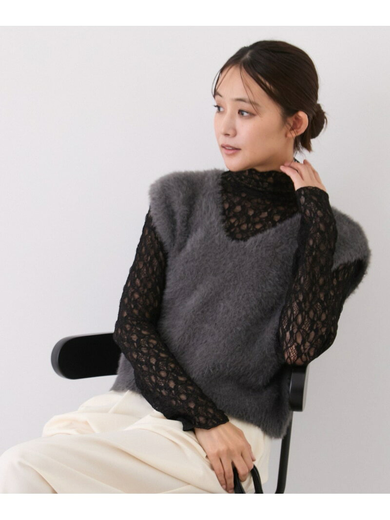 【予約商品について】 ※「先行予約販売中」「予約販売中」をご注文の際は予約商品についてをご確認ください。■重要なお知らせ※ 当店では、ギフト配送サービス及びラッピングサービスを行っておりません。ラッピング・ギフト配送について同時に複数の商品を注文された場合メーカー希望小売価格について置き配についてご利用ガイドJAYRO（ジャイロ）シャギーVネックベストふわっとした毛足で、いつものコーデに華やぎをプラス【デザイン・シルエット】・ふんわりとしたシャギーの表情が目を惹くニットベスト。・チクチク感のない柔らかなシャギーで肌当たりがよく、軽い着心地です。・シンプルながら存在感があり重ねるだけでシーズンムードのあるスタイリングに仕上がります。・深すぎないVネックですっきり見えするデザインです。・程よくゆとりのあるシルエットでレイヤードしやすいのも嬉しいポイントです。【素材感】・ナイロン78%・アクリル22%・ふんわりとした柔らかなシャギーで肌当たりがよく、軽い着心地。【カラー】06チャコール11ホワイト　27ベージュ【スタイリングポイント】・シャツやブラウス、シアートップスとのレイヤードがおすすめ。・晩夏ー秋にかけてはTシャツと重ねるのも◯・デニムやワイドパンツに合わせてカジュアルなスタイルに。・コンパクトなボトムからボリュームのあるボトムまで合わせやすく秋冬のプラスワンアイテムとして活躍します。裏地：なし光沢感：なし透け感：なしポケット：なし伸縮性：あり生地の厚さ：普通ボタン：なしその他仕様：セレクトアイテム季節：春秋冬※撮影時の光、お使いのモニター環境によって色の見え方が違う場合がございます。予めご了承ください。モデル身長：167cm着用サイズ：M型番：FLJ26510-06-040 ST5491【採寸】M／総丈49 ｜ バスト98 ｜ ゆき25 ｜ その他天幅：18 前下がり：16商品のサイズについて【商品詳細】チャコール（06）：中国｜ホワイト系（11）：中国｜ベージュ（27）：中国素材：チャコール（06）：ナイロン 78% アクリル 22%｜ホワイト系（11）：ナイロン 78% アクリル 22%｜ベージュ（27）：ナイロン 78% アクリル 22%サイズ：M※画面上と実物では多少色具合が異なって見える場合もございます。ご了承ください。商品のカラーについて