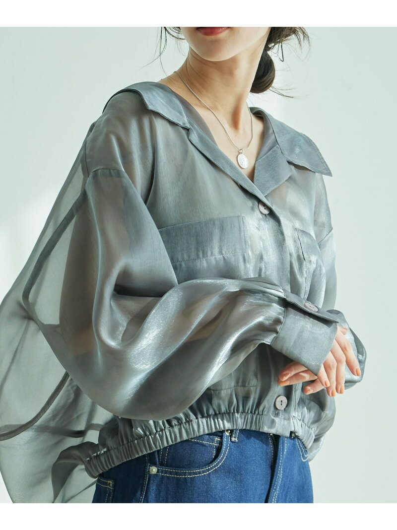 【予約商品について】 ※「先行予約販売中」「予約販売中」をご注文の際は予約商品についてをご確認ください。■重要なお知らせ※ 当店では、ギフト配送サービス及びラッピングサービスを行っておりません。ラッピング・ギフト配送について同時に複数の商品を注文された場合メーカー希望小売価格について置き配についてご利用ガイドJAYRO（ジャイロ）ポケ付開衿ブラウス【デザイン・シルエット】上品な透け感のあるオーガンジー生地を使用したブラウスです。ジャケットとしても羽織れる優れものです。ショート丈でスッキリシルエットが叶います。【素材感】ふわっと柔らかく、溶け込むような肌馴染みの良いシースルーシフォンオーガンジー素材【カラー】06チャコール　15オフ　27ベージュ【スタイリングポイント】スカートにはもちろん、デニムと合わせてカジュアルダウンしたスタイリングもオススメです。裏地：なし光沢感：あり透け感：ありポケット：あり伸縮性：なし生地の厚さ：薄手ボタン：ありその他仕様：なし季節：オールシーズン　※撮影時の光、お使いのモニター環境によって色の見え方が違う場合がございます。予めご了承ください。モデル身長：165cm着用サイズ：M型番：FLH54090-06-040 KB9733【採寸】M／着丈前:58 後66 ｜ 肩幅53 ｜ バスト120 ｜ 幅60 ｜ そで丈52 ｜ えり周り43 ｜ その他裾幅：63　天幅：16　袖口幅：9.5　　AH:34商品のサイズについて【商品詳細】チャコール（06）：中国｜オフホワイト（15）：中国｜ベージュ（27）：中国素材：チャコール（06）：ナイロン 100%｜オフホワイト（15）：ナイロン 100%｜ベージュ（27）：ナイロン 100%サイズ：M※画面上と実物では多少色具合が異なって見える場合もございます。ご了承ください。商品のカラーについてこの商品はセール商品のため返品・交換対象外です詳細はこちら >>