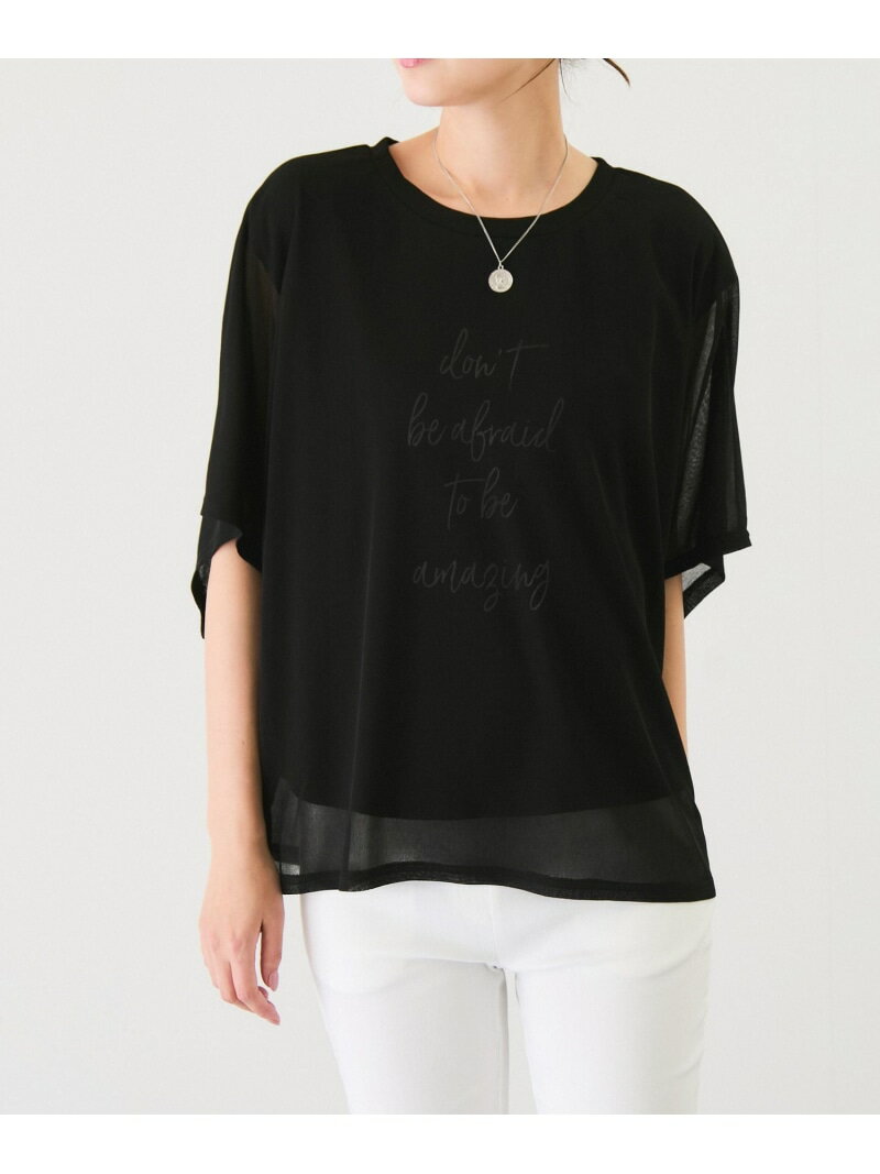 【予約商品について】 ※「先行予約販売中」「予約販売中」をご注文の際は予約商品についてをご確認ください。■重要なお知らせ※ 当店では、ギフト配送サービス及びラッピングサービスを行っておりません。ラッピング・ギフト配送について同時に複数の商品を注文された場合メーカー希望小売価格について置き配についてご利用ガイドJAYRO（ジャイロ）シースルー重ねプルオーバー【デザイン・シルエット】スタイリングに抜け感をもたらすシアートップス。シンプルながらフロントのメッセージプリントがポイント。ふんわりと柔らかい透け感にルーズなシルエットで、カジュアルになりすぎずにこなれ見えする一着。ノースリーブにシアー素材を重ねているので身体のラインをカバーしながら涼しく着用頂けます。【素材感】柔らかい落ち感のある素材【カラー】01クロ　11オフホワイト【スタイリングポイント】シンプルなボトム合わせでもコーディネートが様になるので、さらりと着こなせるのがポイントです。ふんわりとしたスカートで思いっきりガーリーに、シンプルなデニム合わせでカジュアルダウンと幅広いアレンジを楽しめます。裏地：なし光沢感：なし透け感：ありポケット：なし伸縮性：あり生地の厚さ：普通ボタン：なしその他仕様：なし季節：春夏※撮影時の光、お使いのモニター環境によって色の見え方が違う場合がございます。予めご了承ください。モデル身長：168cm着用サイズ：M型番：FLM05350-01-040 PR7974【採寸】M／着丈60 ｜ 総丈64 ｜ バスト152 ｜ 幅76 ｜ ゆき43 ｜ えり周り53.5 ｜ その他裾幅：64商品のサイズについて【商品詳細】ブラック（01）：中国｜ホワイト系（11）：中国素材：ブラック（01）：ポリエステル 100% 綿 100%｜ホワイト系（11）：ポリエステル 100% 綿 100%サイズ：M※画面上と実物では多少色具合が異なって見える場合もございます。ご了承ください。商品のカラーについてこの商品はセール商品のため返品・交換対象外です詳細はこちら >>