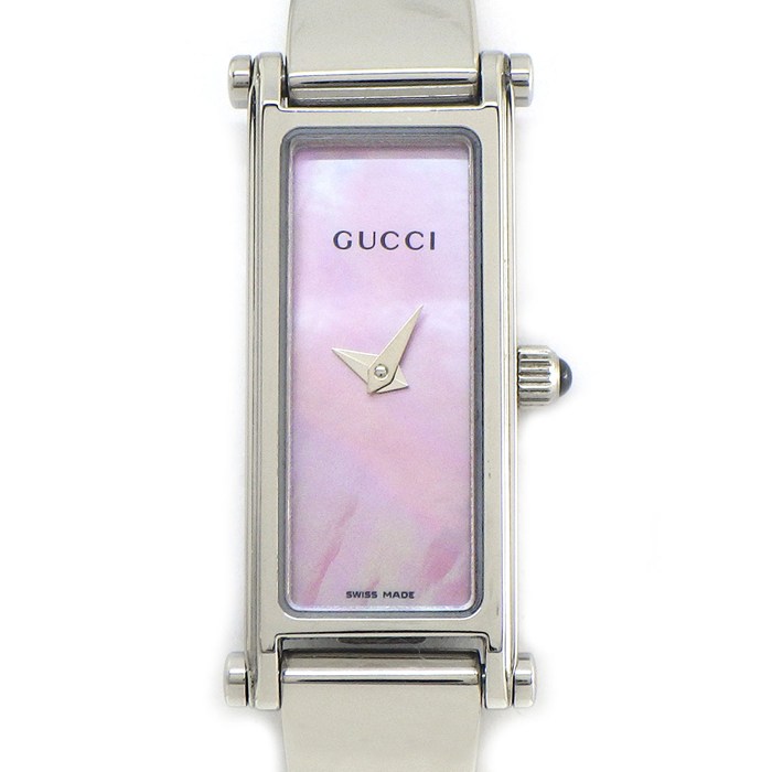 商品詳細商品番号 287056 ブランド名 グッチ GUCCI 商品名 グッチ GUCCI 腕時計 バングルウォッチ 1500L レクタンギュラー ピンクシェル文字盤 SS クオーツアナログ 【中古】 モデルサイズ レディース 素材 ステンレススチール 使用石 ピンクシェル 文字盤色 ピンク ムーブメント クオーツアナログ Ref.NO 1500L シリアルNO 11****** 機能・特徴 防水 付属品 箱 / 保証書【無記入】 ※付属品の欄に記載され、写真掲載されている物が付属品の全てとなります。また付属品も中古ですので多少の傷や汚れはご容赦ください。 ケースサイズ ケースサイズ 約 幅 14.0mm × 高さ 30.0mm (リューズ除く) バンド・ストラップ 腕回り 約 16.2cm バンド／ストラップ幅 約 4.8 - 9.0mm バンド／ストラップカラー シルバー ※サイズ調整について ※若干の誤差はご容赦ください 詳しいサイズチャートはこちらをご覧ください 重量 参考定価 - 備考 ・箱、インナーケースも中古ですので、多少の汚れやキズはご容赦ください。 商品状態本体ランク SA：磨き仕上げ済商品(弊社提携工房) (取り切れない微細な傷・汚れがある場合があります) バンド／ストラップランク A：少々のキズ・汚れはあるが使用感が少ない良品 商品状態の詳細ガラス 綺麗な状態 ケース わずかな擦り傷 ベゼル わずかな擦り傷 バンド／ストラップ 細かい傷 / 打痕 針 綺麗な状態 文字盤 綺麗な状態 動作状態OH履歴 当店では行っておりません メンテナンス履歴 電池交換済みです (2026/02/06) 振動数 --- 日差 --- 関連キーワード GUCCI Watch Bangle Watch 1500L Rectangular Pink Shell Dial Stainless Steel Quartz レディース ウォッチ 電池式 ホワイトデー 卒業祝い 入学祝い 就職祝い プレゼント ギフト 贈り物 記念日 誕生日 White Day Present Gift Anniversary Birthday 色、素材感に注意して撮影しておりますが、デジカメの特性、ご覧になられている機器の設定等により色味、質感が異なって見える可能性がございます。 #f021ff,#ffffff,86,エ20260227