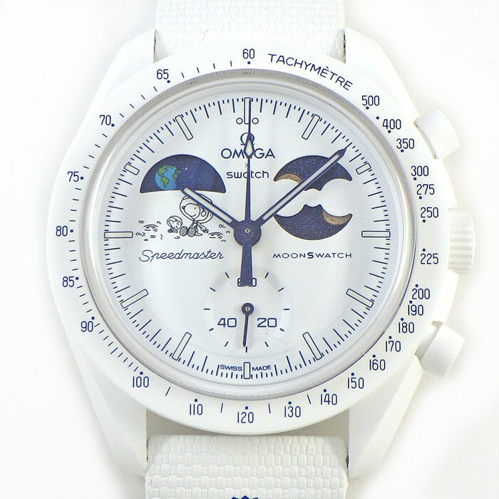 スウォッチ×オメガ Swatch×OMEGA 腕時計 スピードマスター ミッショントゥアースフェイズ スヌーピー SO33W701 クロノグラフ タキメーター スモールセコンド ムーンフェイズ表示 夜光インデックス 夜光針 ホワイト文字盤 クオーツアナログ 【箱・保付き】