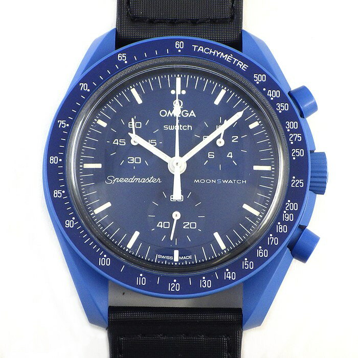 スウォッチ×オメガ Swatch×OMEGA 腕時計 スピードマスター ミッション トゥ ネプチューン S033N100 クロノグラフ タキメーター スモールセコンド 夜光針/インデックス ブルー文字盤 クオーツアナログ バイオセラミック ブラック ベルクロストラップ【箱・保付き】 【中古】