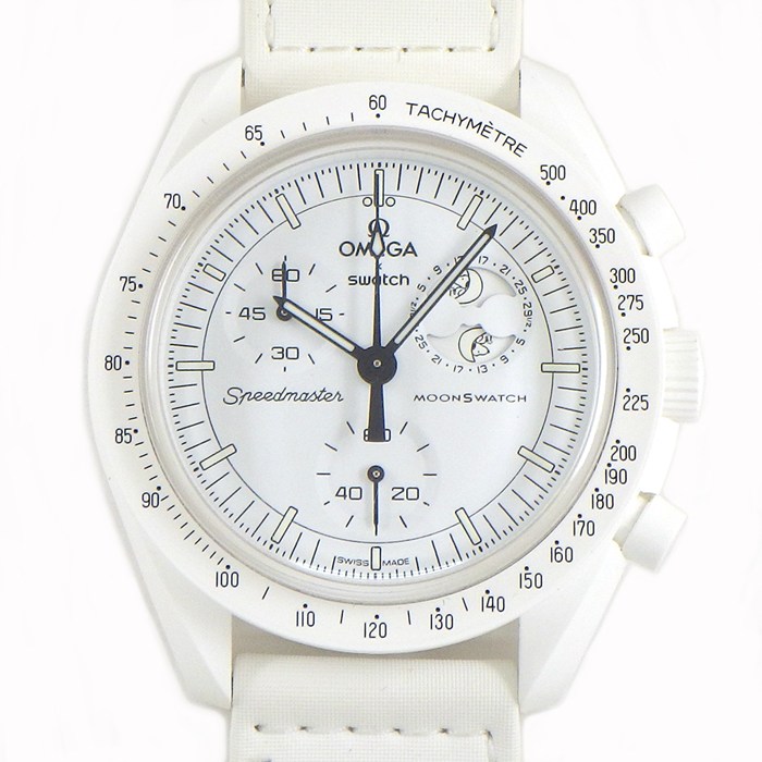 スウォッチ×オメガ Swatch×OMEGA 腕時計 ムーンスウォッチ ミッション トゥ ザ ムーンフェイズ SO33W700 スヌーピー クロノグラフ タキメーター 夜光インデックス スモールセコンド 夜光針 ムーンフェイズ表示 ホワイト文字盤 クオーツアナログ 【箱・保付き】 【中古】