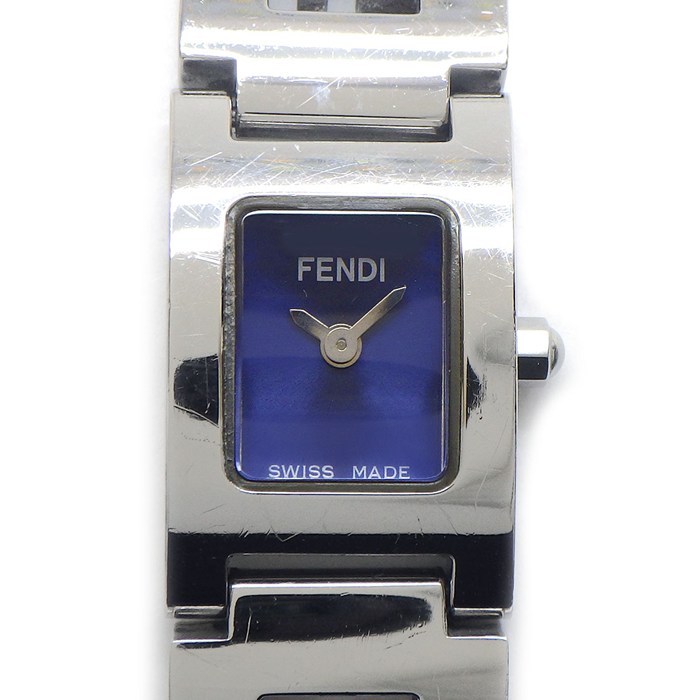 商品詳細商品番号 300815 ブランド名 フェンディ FENDI 商品名 フェンディ FENDI 腕時計 ステラ 3150L レクタンギュラー ブルー文字盤 ロゴ ブレスレット SS クオーツアナログ 【箱・保付き】 【中古】 モデルサイズ レディース 素材 ステンレススチール 使用石 文字盤色 ブルー ムーブメント クオーツアナログ Ref.NO 3150L シリアルNO 02**** 機能・特徴 防水 3気圧防水 付属品 箱 / 保証書 記載日付【2002年4月】 ※付属品の欄に記載され、写真掲載されている物が付属品の全てとなります。また付属品も中古ですので多少の傷や汚れはご容赦ください。 ケースサイズ ケースサイズ 約 幅 14.2mm × 高さ 22.0mm (リューズ除く) バンド・ストラップ 腕回り 約 17.0cm バンド／ストラップ幅 約 14.0mm バンド／ストラップカラー シルバー ※サイズ調整について ※若干の誤差はご容赦ください 詳しいサイズチャートはこちらをご覧ください 重量 参考定価 - 備考 ・箱、インナーケースも中古ですので、多少の汚れやキズはご容赦ください。 ・ライトポリッシュ済みですが、取り切れなかった傷や汚れがある場合がございます。 商品状態本体ランク A：少々のキズ・汚れはあるが使用感が少ない良品 バンド／ストラップランク A：少々のキズ・汚れはあるが使用感が少ない良品 商品状態の詳細ガラス わずかな擦り傷 ケース 細かい傷 ベゼル 細かい傷 バンド／ストラップ 細かい傷 針 わずかな汚れあり 文字盤 綺麗な状態 動作状態OH履歴 当店では行っておりません メンテナンス履歴 電池交換済みです (2026/07/14) 振動数 --- 日差 --- 関連キーワード FENDI Watch Stella 3150L Rectangular Blue Dial Logo Bracelet Stainless Steel Quartz レディース ウォッチ 電池式 プレゼント ギフト 贈り物 記念日 誕生日 Present Gift Anniversary Birthday 色、素材感に注意して撮影しておりますが、デジカメの特性、ご覧になられている機器の設定等により色味、質感が異なって見える可能性がございます。 #f011ff,#ffffff,86,エ20260807