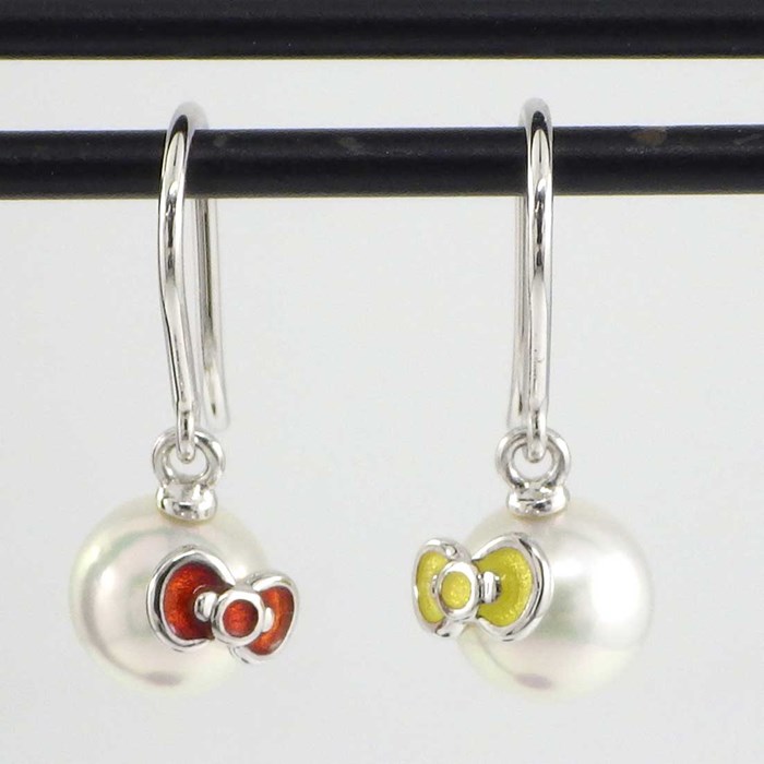 ミキモト MIKIMOTO ピアス MIKIMOTO×HELLO KITTY ハローキティ サンリオ コラボ 2014年 限定 レッド イエロー リボン タイ モチーフ パール 6.1mm珠 K18WG 【中古】