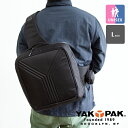 【 YAK PAK ヤックパック 】 Record Bag L レコードバッグ L YAK-DRC-220003 12インチのレコードが収納できるショルダーバッグです。 カニエウェストが着用し話題となったレコードバッグの復刻版が登場。 12インチのレコードが収納できるショルダーバッグです。 ショルダーパッドにはスマートフォンが収納できるケース、ショルダーサイド部分にはイヤホンや鍵を収納できるミニポーチ付き。 また13インチまでのタブレットも収容可能で機能性抜群です。買い物の際に重宝するエコバッグも付属しています。 体へのフィット感を高めるための調整も簡単で、レジャーから普段使いまで幅広いシーンに対応します。▼【 YAK PAK ヤックパック 】 Record Bag L レコードバッグ L YAK-DRC-220003 12インチのレコードが収納できるショルダーバッグです。 カニエウェストが着用し話題となったレコードバッグの復刻版が登場。 12インチのレコードが収納できるショルダーバッグです。 ショルダーパッドにはスマートフォンが収納できるケース、ショルダーサイド部分にはイヤホンや鍵を収納できるミニポーチ付き。 また13インチまでのタブレットも収容可能で機能性抜群です。買い物の際に重宝するエコバッグも付属しています。 体へのフィット感を高めるための調整も簡単で、レジャーから普段使いまで幅広いシーンに対応します。 実寸サイズ 約CM Fサイズ たて 35 よこ 32 マチ 12 重量 700g ▼サイズ及びスペックはメーカー公式サイト及び製品タグを参考にしております。 ●素材 本体 / ナイロン 100% 裏地 / ナイロン 100% メッシュ部 / ポリエステル 100% ●生産国 中国 ●パンツご注文 ご注意 ※ 裾上げサービスは無料でさせて頂きますが裾上げ処理をしたパンツは、傷・不良品以外での返品・交換はお受けできませんのであらかじめご了承くださいませ。 ●実寸サイズ ご注意 ※ サイズは実寸で表記しております。メーカーのタグ等で表記してありますヌードサイズ表記とは数値が違いますので、お手持ちのパンツと測り比べてご注文ください。 ◎注意 ※当店のこの商品の在庫は実店舗と共有しております。 在庫管理には細心の注意を払っておりますが、ご注文を頂いたとしても在庫切れになっている場合がございます。 ご了承の程宜しくお願い致します。 ※ご注文後、弊社在庫を確認の上メールにてご連絡致します。 ご注文は、在庫確認のメールをお送りした段階で確定となります。（楽天よりの自動配信メールとは異なります。）