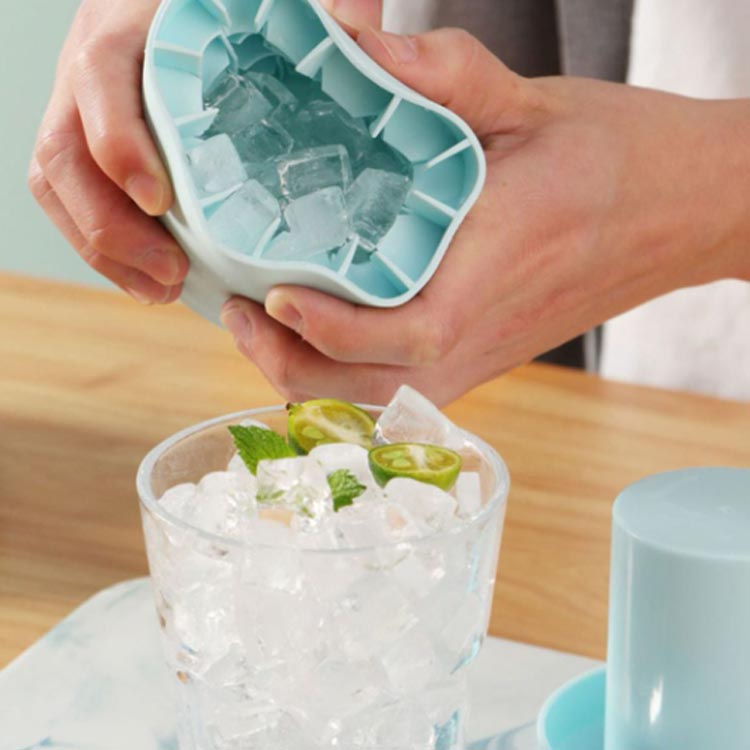 シリコン製氷皿 アイストレー 60個取りフタ付き 製氷ケース 氷が取り出しやすい シ...