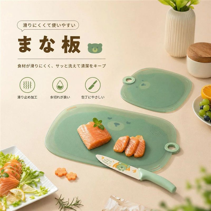 商品の特徴 【まな板 食洗機対応 抗菌加工 】 ◎食材がキレイに切れる最小0.8cm幅の目盛りがついているから、目測では難しい均等な切り分けに便利です。大きさを測りながら切ることが可能に、上手く使えば料理の手間を少しだけ減らせます。 ◎傾斜50度でも滑らない側面のゴムに高品質の熱可塑性エラストマーを採用。斜度50度でも滑らず、食材を切っているときもずれたり滑ることなく安定して調理ができます。しっかりとした硬さがあって滑りにくいので、かぼちゃなどの硬い食材にも安心して使えます。 ◎おろし機能付きおろし機能付き、料理の緊急時には大根やにんにく、生姜、わさびなどをナイフで切る必要がなく、直接まな板で研磨出来るので、非常に便利です。また縁があるので水漏れしにくいのも。 ◎お手入れがとっても簡単水洗い後にふきんで軽く拭くだけ！また、食洗器にも対応しています！お手入れ簡単でより衛生的に長く使用可能です。※食洗器のサイズによっては入らない機種もございます。事前にサイズをお確かめください。 仕様と詳細 素材まな板: PP+TPR、包丁:セラミック+PP サイズまな板(大) 34cm×21.5cm、まな板(小) 20.2cm×19cm、包丁23cm×5.5cm カラーモリグリーン/クリアホワイト 用途フルーツ、野菜、肉、パンなどのカットに最適 注意事項 ・簡易包装でお届けいたします。なるべくコミの出ない環境に優し簡易包装にて発送させて頂いております。配送時は丁寧に検品を行高品質な商品のお届けに努めます ・サイズ・重量は、多少の誤差が生じる場合がございます。 ・本製品には国の基準に適合する香料が使用されています。もし香りに敏感な場合は、換気の良い場所に 2 日間放置することで香りが薄れます。 ・手工測量と採寸方法違いより、1-3cmの誤差がございますので、ご了承ください。 ・画面上と実物では多少色具合が異なって見える場合もございますので、予めご了承下さい。 ・火気や高温の場所での保管は避けてください。 ・返品・交換は商品到着後、速やかにご連絡下さい（詳細はショップポリシー参照）。 メーカー希望小売価格はメーカーサイトに基づいて掲載しています商品の特徴 【まな板 食洗機対応 抗菌加工 】 ◎食材がキレイに切れる最小0.8cm幅の目盛りがついているから、目測では難しい均等な切り分けに便利です。大きさを測りながら切ることが可能に、上手く使えば料理の手間を少しだけ減らせます。 ◎傾斜50度でも滑らない側面のゴムに高品質の熱可塑性エラストマーを採用。斜度50度でも滑らず、食材を切っているときもずれたり滑ることなく安定して調理ができます。しっかりとした硬さがあって滑りにくいので、かぼちゃなどの硬い食材にも安心して使えます。 ◎おろし機能付きおろし機能付き、料理の緊急時には大根やにんにく、生姜、わさびなどをナイフで切る必要がなく、直接まな板で研磨出来るので、非常に便利です。また縁があるので水漏れしにくいのも。 ◎お手入れがとっても簡単水洗い後にふきんで軽く拭くだけ！また、食洗器にも対応しています！お手入れ簡単でより衛生的に長く使用可能です。※食洗器のサイズによっては入らない機種もございます。事前にサイズをお確かめください。 仕様と詳細 素材まな板: PP+TPR、包丁:セラミック+PP サイズまな板(大) 34cm×21.5cm、まな板(小) 20.2cm×19cm、包丁23cm×5.5cm カラーモリグリーン/クリアホワイト 用途フルーツ、野菜、肉、パンなどのカットに最適 注意事項 ・簡易包装でお届けいたします。なるべくコミの出ない環境に優し簡易包装にて発送させて頂いております。配送時は丁寧に検品を行高品質な商品のお届けに努めます ・サイズ・重量は、多少の誤差が生じる場合がございます。 ・本製品には国の基準に適合する香料が使用されています。もし香りに敏感な場合は、換気の良い場所に 2 日間放置することで香りが薄れます。 ・手工測量と採寸方法違いより、1-3cmの誤差がございますので、ご了承ください。 ・画面上と実物では多少色具合が異なって見える場合もございますので、予めご了承下さい。 ・火気や高温の場所での保管は避けてください。 ・返品・交換は商品到着後、速やかにご連絡下さい（詳細はショップポリシー参照）。 メーカー希望小売価格はメーカーサイトに基づいて掲載しています