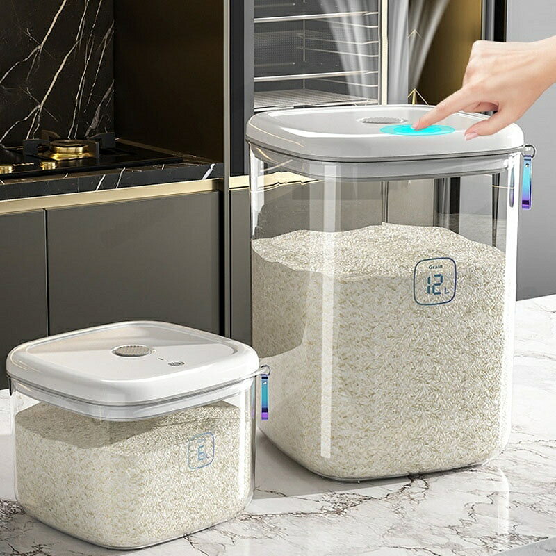【安全で信頼性の高い食品グレード素材】この米保存容器はプラスチック製で、優れた耐腐食性を持ち、有害物質を放出せず、耐久性にも優れています。透明なデザインなので、残りの米の量を簡単に確認でき、キッチンでの使用にも安心です。 【高い密閉性で鮮度を長持ち】防湿シールリングが米粒と空気の接触を最小限に抑えます。容器本体と蓋の間の隙間は完全に密閉され、湿気や虫の侵入を効果的に防ぎ、長期保存でも米の鮮度を保ちます。 【ワンボタンで簡単操作】この真空食品保存容器は、ボタンを押すだけで自動的にガス抜きができます！ 【お手入れ簡単】本体と蓋だけのシンプルな構造で、すべてのパーツが平らなデザインになっているため、お手入れが非常に簡単です。（蓋は布で拭くだけでOKです。） 【多用途の密閉保存容器】米以外にも、乾物、小麦粉などの密閉保存にもおすすめです！優れた真空保存容器は、食品を虫や湿気から守り、保存期間を延ばします。 ■注意事項 ※周囲の照明環境により、画像の色が実際の色と異なる場合があります。 ※サイズはメーカー提供のものであり、1〜3cm程度の誤差が生じる場合があります。 ※外観やサイズの違いによる返品はお受けできません。あらかじめご了承ください。【安全で信頼性の高い食品グレード素材】この米保存容器はプラスチック製で、優れた耐腐食性を持ち、有害物質を放出せず、耐久性にも優れています。透明なデザインなので、残りの米の量を簡単に確認でき、キッチンでの使用にも安心です。 【高い密閉性で鮮度を長持ち】防湿シールリングが米粒と空気の接触を最小限に抑えます。容器本体と蓋の間の隙間は完全に密閉され、湿気や虫の侵入を効果的に防ぎ、長期保存でも米の鮮度を保ちます。 【ワンボタンで簡単操作】この真空食品保存容器は、ボタンを押すだけで自動的にガス抜きができます！ 【お手入れ簡単】本体と蓋だけのシンプルな構造で、すべてのパーツが平らなデザインになっているため、お手入れが非常に簡単です。（蓋は布で拭くだけでOKです。） 【多用途の密閉保存容器】米以外にも、乾物、小麦粉などの密閉保存にもおすすめです！優れた真空保存容器は、食品を虫や湿気から守り、保存期間を延ばします。 ■注意事項 ※周囲の照明環境により、画像の色が実際の色と異なる場合があります。 ※サイズはメーカー提供のものであり、1〜3cm程度の誤差が生じる場合があります。 ※外観やサイズの違いによる返品はお受けできません。あらかじめご了承ください。