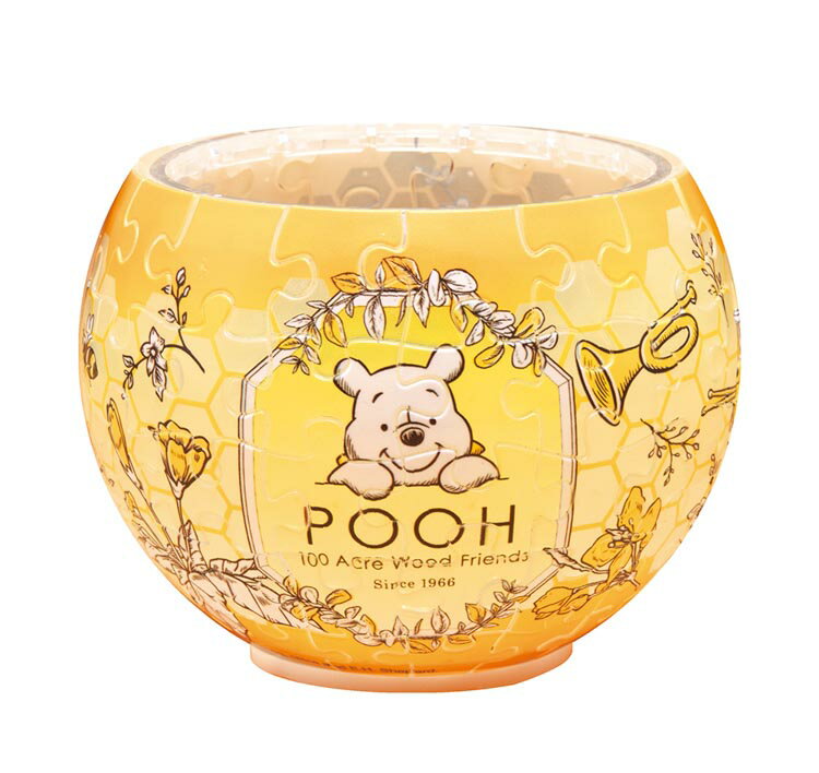 商品名Botanical -Pooh- ピース数80 サイズ直径10cm×高さ7cm 品 番YAM-2201-64 メーカーやのまん 商品説明ランプシェードパズルは透明ピースの立体パズルです。 灯りをともせばシルエットが浮かび上がり、ゆらめく優しい光がお部屋を癒しの空間にしてくれます。 組み立てて専用台座に光を灯せば、キャンドル調のルームライトとなり、エキゾチックで幻想的にきらめきます！ 専用のLED台座に息を吹きかけるとキャンドルのように光が消え、光で和んだ雰囲気をさらに素敵にしてくれます。 ■完成サイズ：縦7×横10×奥行10cm ■パッケージサイズ：縦10×横10.4×奥行10.4cm ■キャンドル台座付き（電池：CR2032×1個（別売）） (C)Disney 補 足【立体パズル】【ランプシェードパズル】【球体パズル】【ディズニー】【プーさん】【202212】【-108】【色：イエロー】【色：オレンジ】