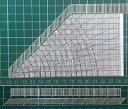 材質：ペーパーカラー：ホワイト ＊45度傾斜手すりと（平行）手すりが各1本の合計2本です。 【仕様】（絵柄図を参照下さい）； 傾斜手すりのサイズ；高さH12mm x 間隔W28mm x 全長167mm x 厚み0.5mm （平行）手すりのサイズ；高さH12mm x 間隔W20mm x 全長158mm x 厚み0.5mm ＊スケール：1/100 HOスケール 【特徴と取扱注意点】；・各種のフェンス・手すりの表現に最適です。適当なスパンでカットも出来ます。 ・曲げやすいため曲線部の表現にも適しています。・紙は水には弱いことを注意下さい。・接着は木工ボンドをおすすめします。・枠の紙はレーザカットによる少々の黄ばみ出るので、塗装（ラッカー系の塗料をご使用下さい）か　サンドペーパーでの研磨をするときれいに見えます。 【受注製作・その他】；ご希望のサイズや仕様をお伝え下されば受注製作をいたしますので、お問合せ下さい。　