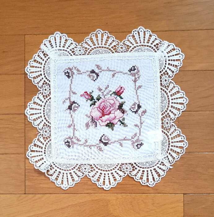 【エストニア輸入】花瓶敷き　テーブルクロス　約28×28cm　ホワイト　ピンク　薔薇　花柄 刺繍 　テー..