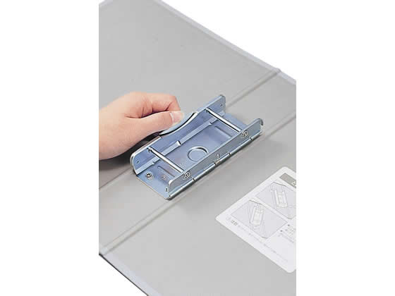 【商品説明】・中途の抜き差しが多い書類に便利なパイプ式とじ具。・もっともポピュラーなタイプです。【仕様】●片開き●色：グレー●サイズ：B5タテ●外寸法：縦267×横215mm●背幅：96mm●とじ厚：80mm●収容枚数：800枚●穴間隔：8...