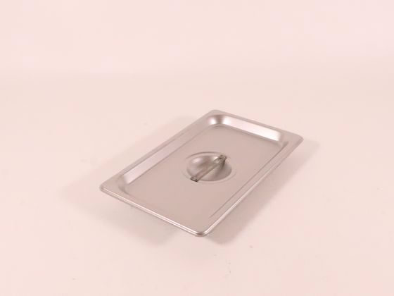【商品説明】カンダ　ハイグレード　ホテルパン用の蓋【仕様】●サイズ（約）：26．5×16．2cm●素材・材質：18−8ステンレス（板厚0．7mm）●中国製【備考】※メーカーの都合により、パッケージ・仕様等は予告なく変更になる場合がございます。【検索用キーワード】カンダ　かんだ　神田　ステンレス製　調理用　ホテル用　業務用　プロ用　プロ仕様　バット　容器　調理器具　ホテルパン用　蓋　ふた　ホテルパン蓋　34081　キッチン雑貨　調理道具　X323MR
