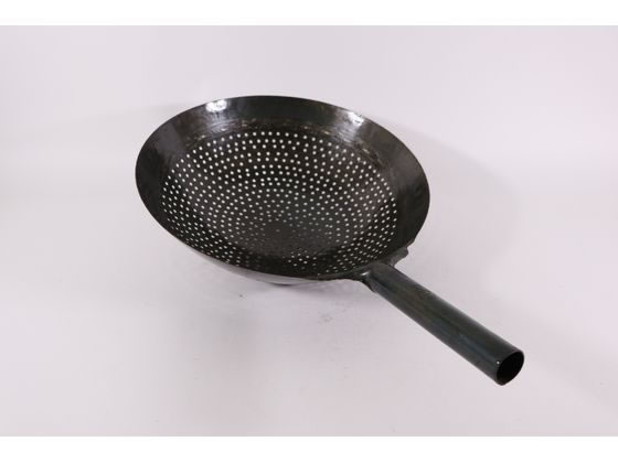 【商品説明】油通しや湯通しなどに便利な道具、使用する鍋より1〜2まわり小さなサイズが使いやすい【仕様】●サイズ（約）：外径420×深さ（柄長）125（200）mm、板厚／1．2mm●素材・材質：鉄●日本製【備考】※メーカーの都合により、パッケージ・仕様等は予告なく変更になる場合がございます。【検索用キーワード】カンダ　かんだ　神田　調理用　業務用　プロ用　プロ仕様　厨房　ジャーレン　揚あみ　揚網　揚げあみ　揚げ網　穴あき　笊　中華　鉄製　1124　キッチン雑貨　調理道具　X809MR