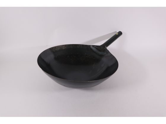 【商品説明】1つ1つ数千回叩いてできる打出し中華鍋、表面の細かい凹凸が油の乗りを良くして焦げ付きにくい。プロの一品【仕様】●サイズ（約）：内径420×深さ130mm、板厚／1．6mm●素材・材質：鉄●日本製【備考】※メーカーの都合により、パッケージ・仕様等は予告なく変更になる場合がございます。【検索用キーワード】カンダ　かんだ　神田　調理用　業務用　プロ用　プロ仕様　厨房　北京鍋　深型フライパン　いため鍋　炒め鍋　1046　キッチン雑貨　調理道具　X816MR